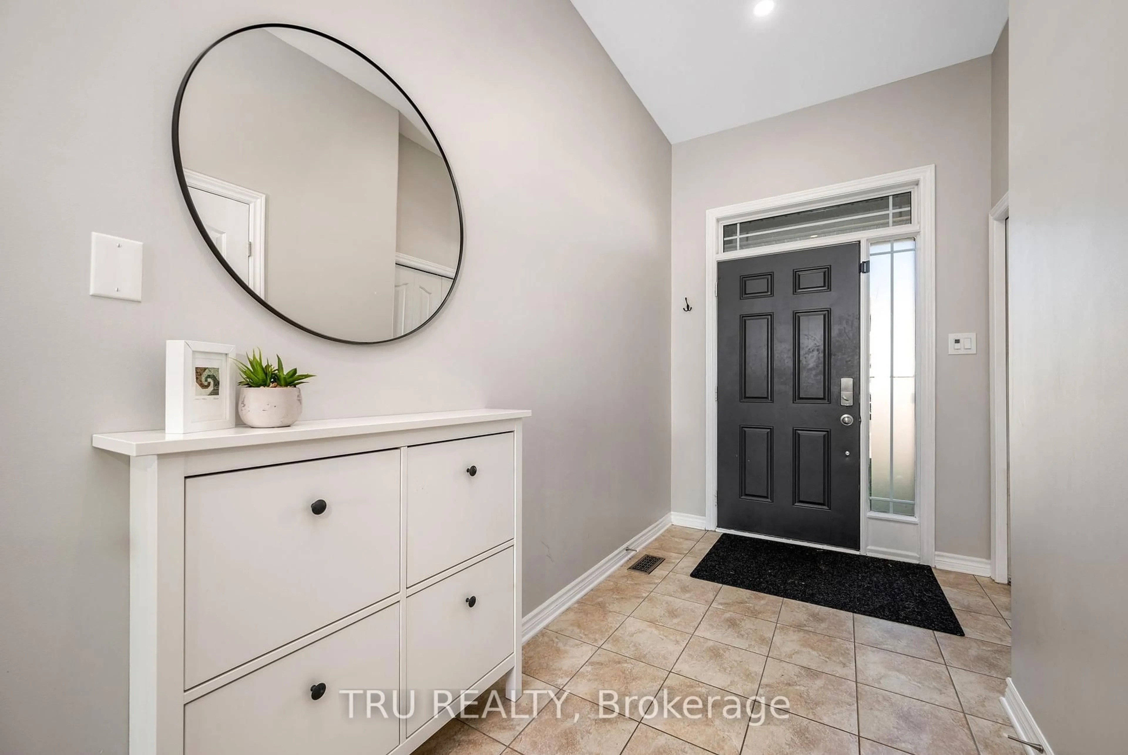 Indoor entryway for 960 Linaria Walk, Ottawa Ontario K4A 0H9