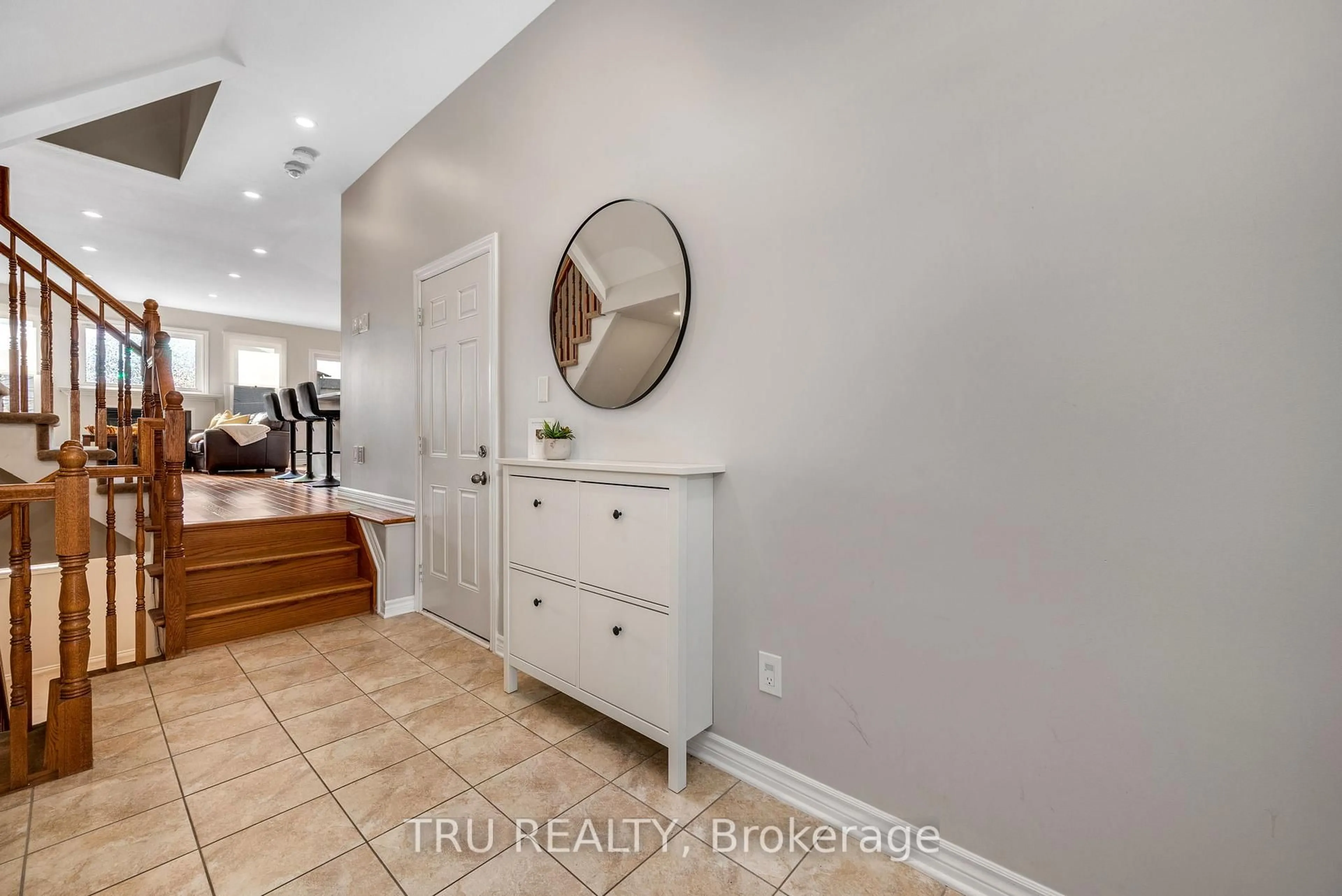 Indoor entryway for 960 Linaria Walk, Ottawa Ontario K4A 0H9
