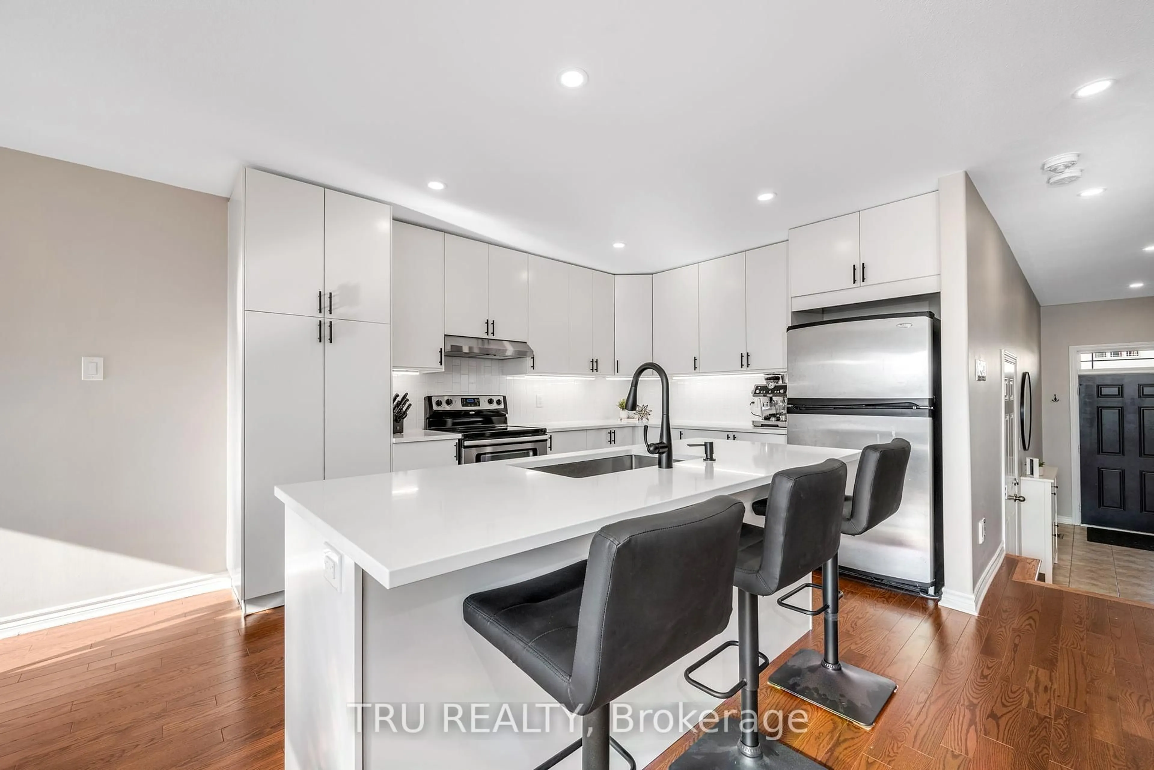 Contemporary kitchen, unknown for 960 Linaria Walk, Ottawa Ontario K4A 0H9