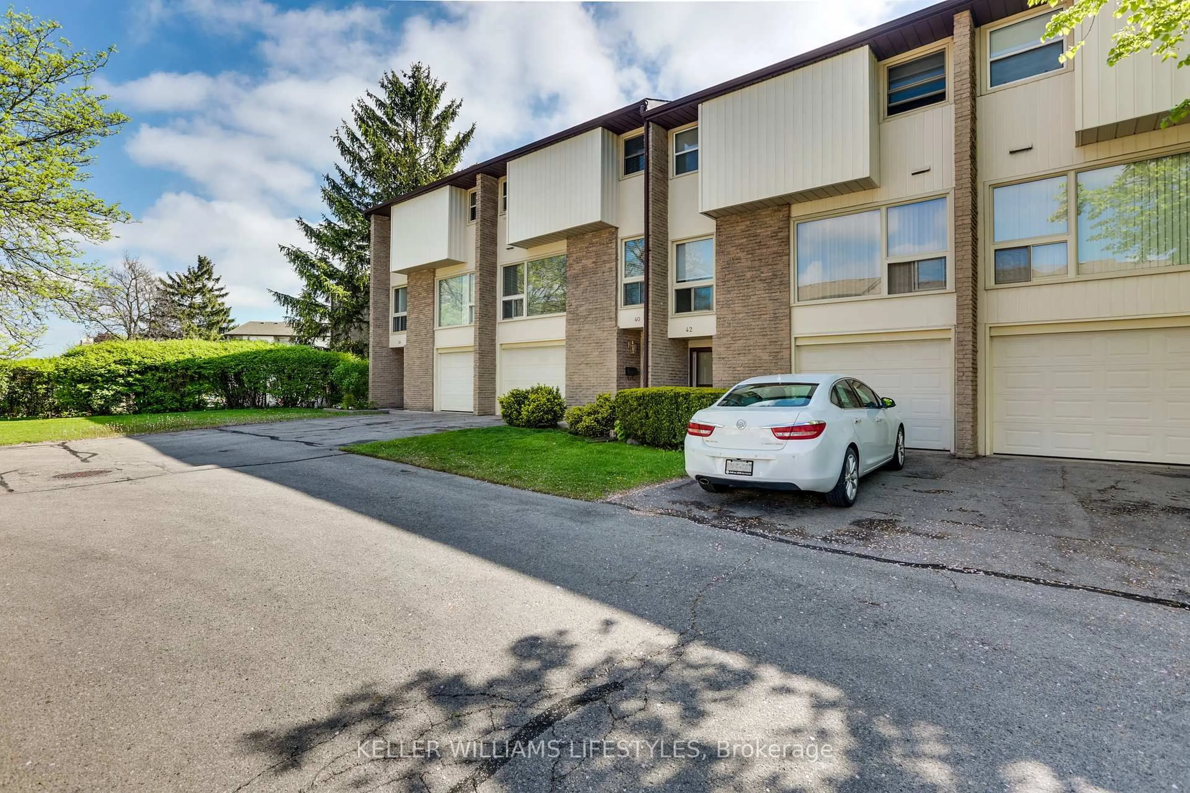 A pic from outside/outdoor area/front of a property/back of a property/a pic from drone, street for 40 Chiddington Gate, London South Ontario N6C 4Y3