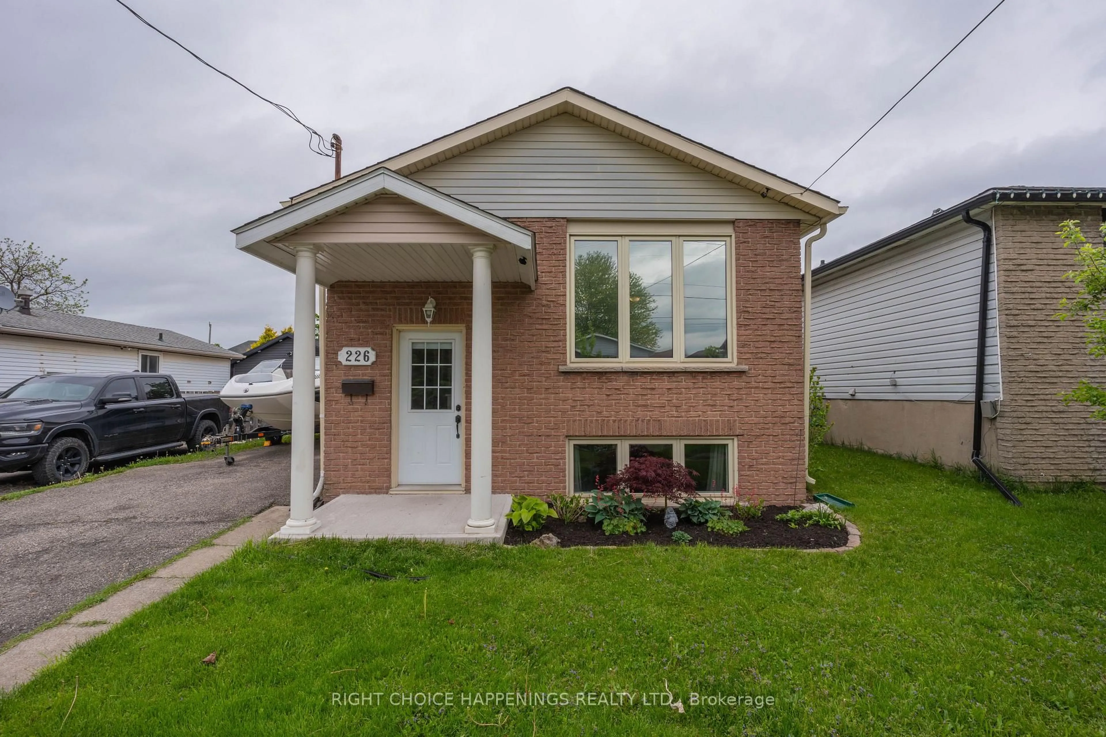 Home with brick exterior material, street for 226 Queen St, Thorold Ontario L2V 3P5