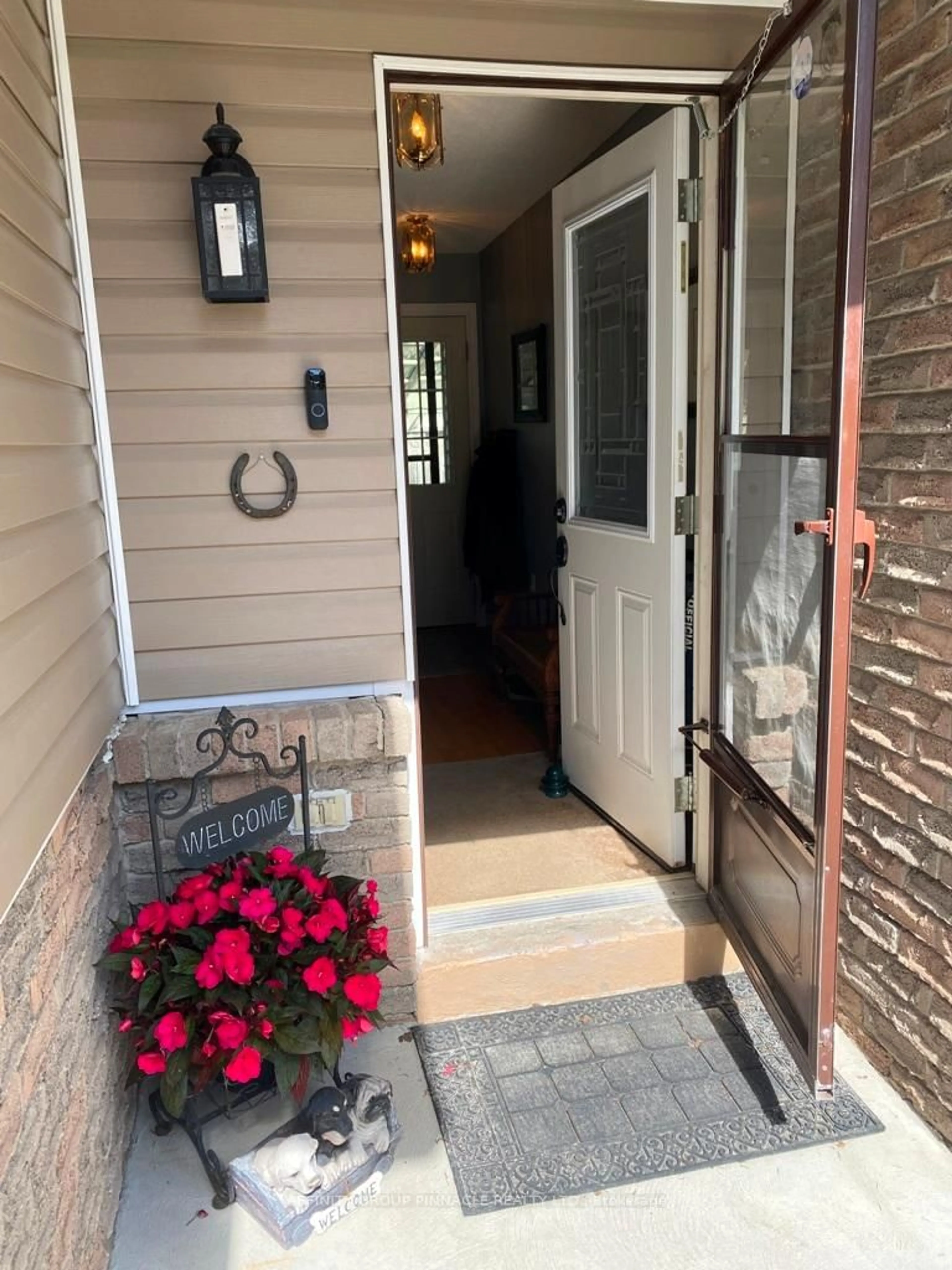 Indoor entryway for 52 Elaine Dr, Kawartha Lakes Ontario K9V 4X8