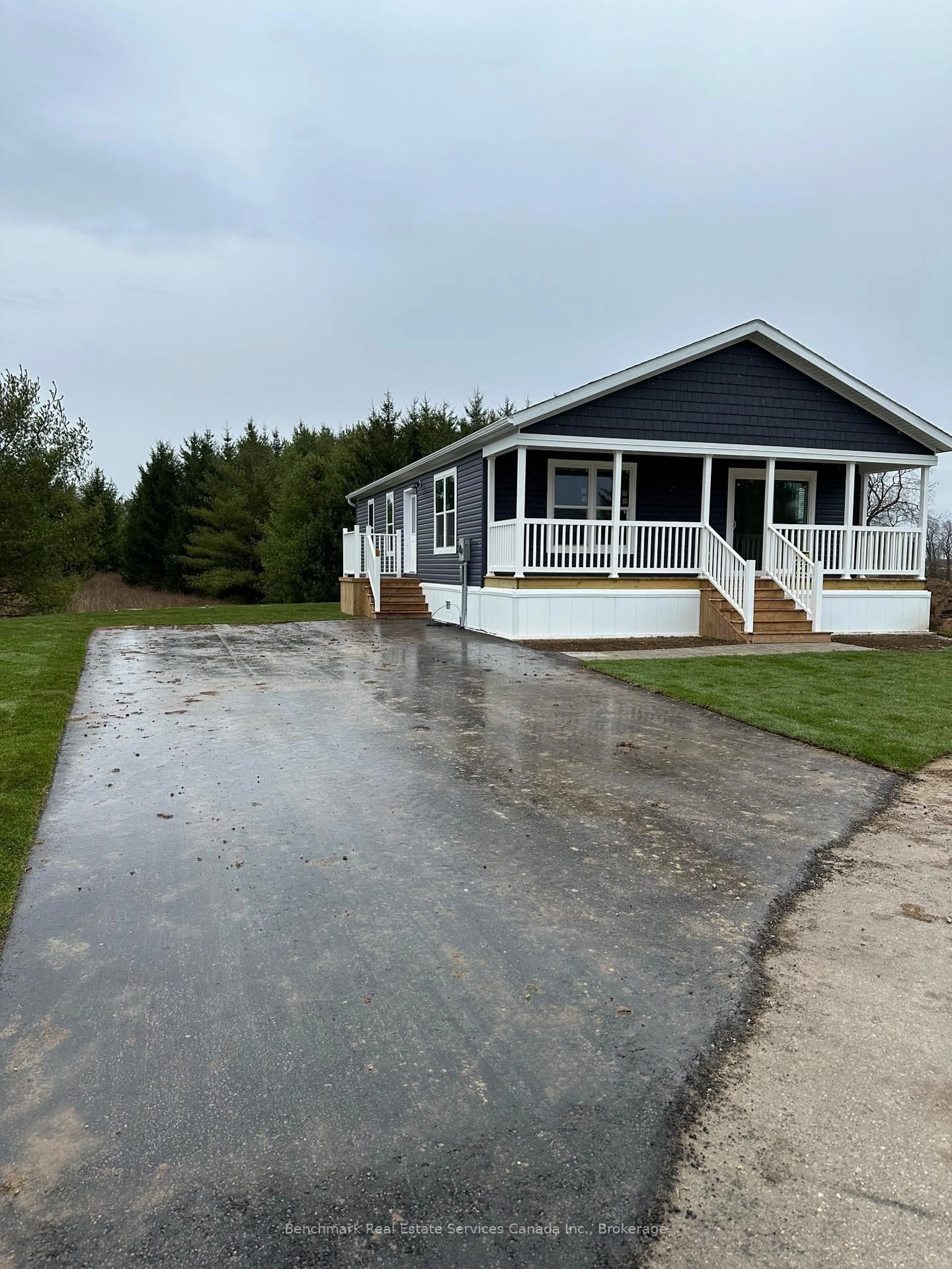 A pic from outside/outdoor area/front of a property/back of a property/a pic from drone, unknown for 210 Spruce Dr, West Grey Ontario N4N 3B8