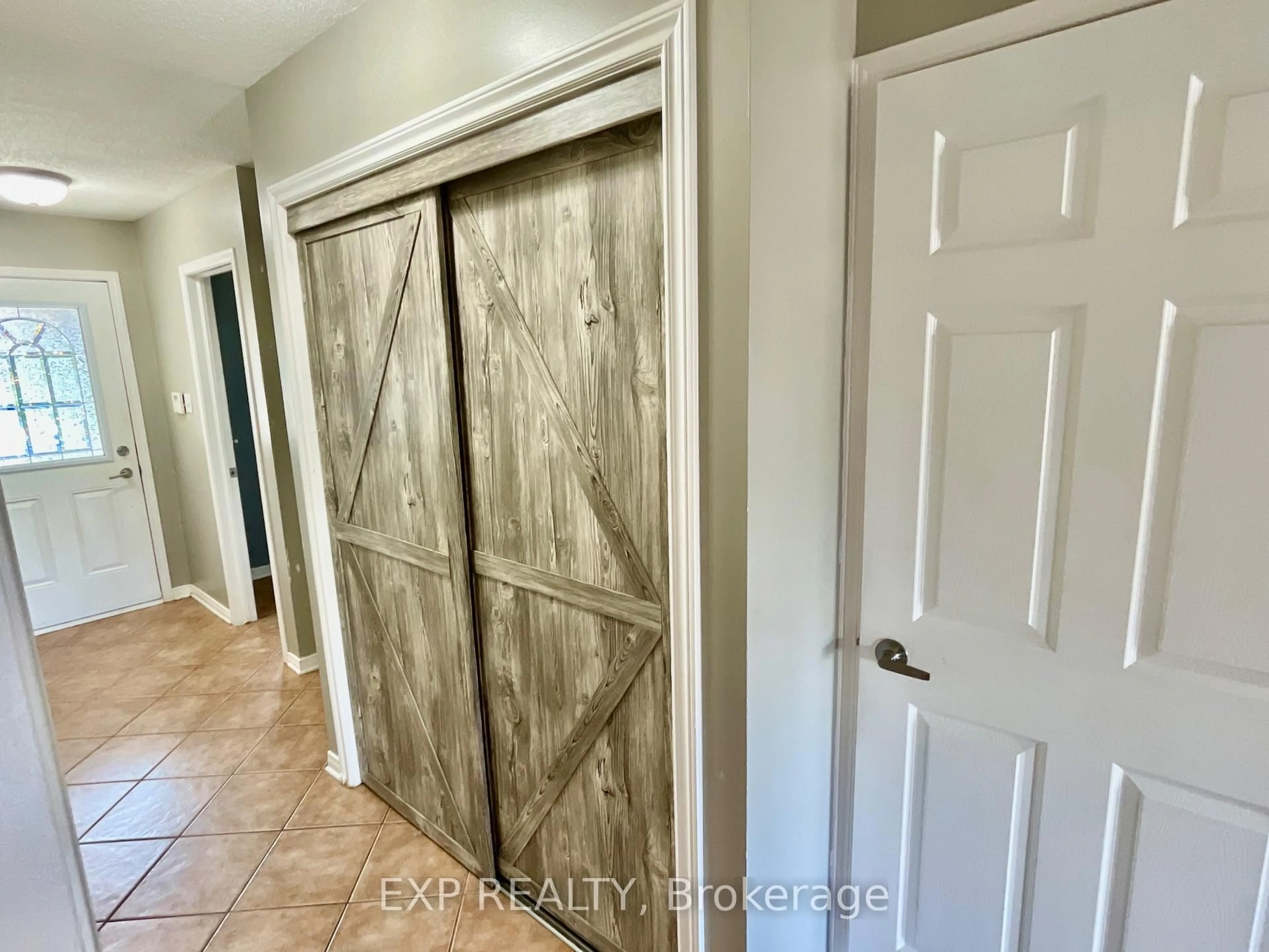Indoor entryway for 2175 Patricia St, Clarence-Rockland Ontario K4K 1V8