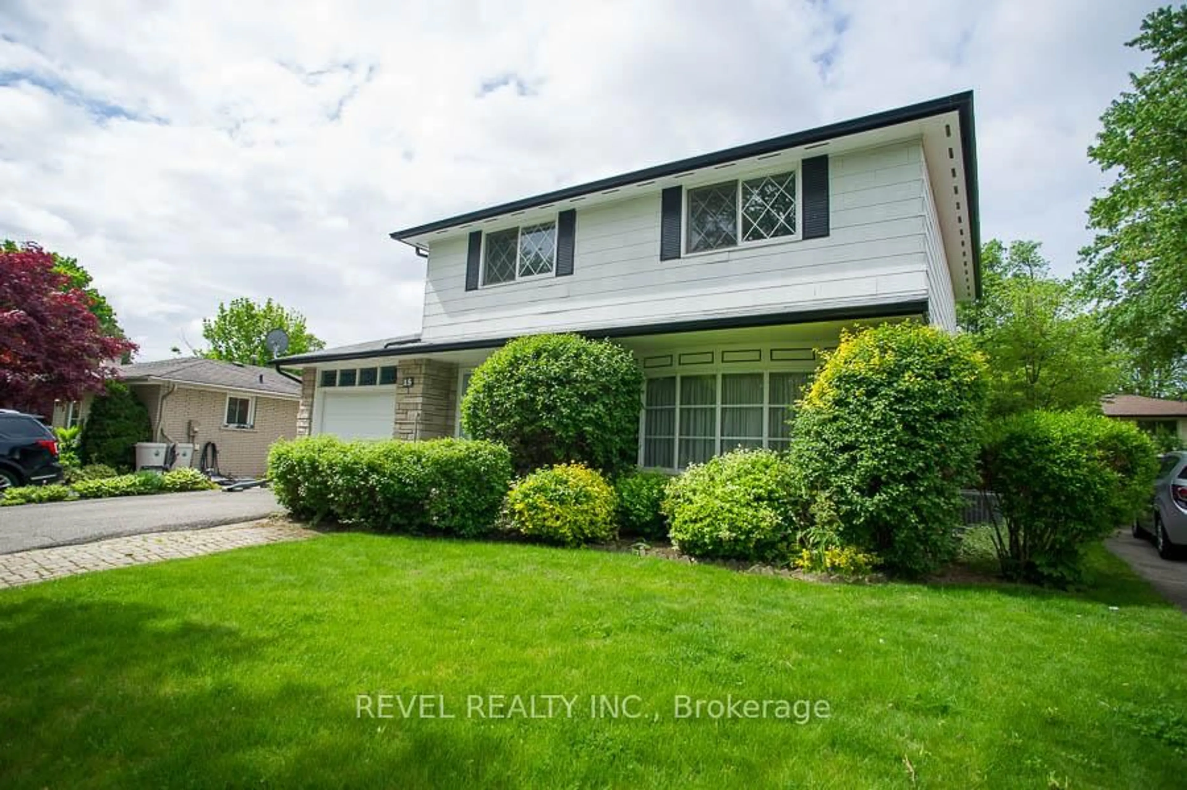Home with vinyl exterior material, street for 15 Sprucehill Dr, Brantford Ontario N3R 3R7