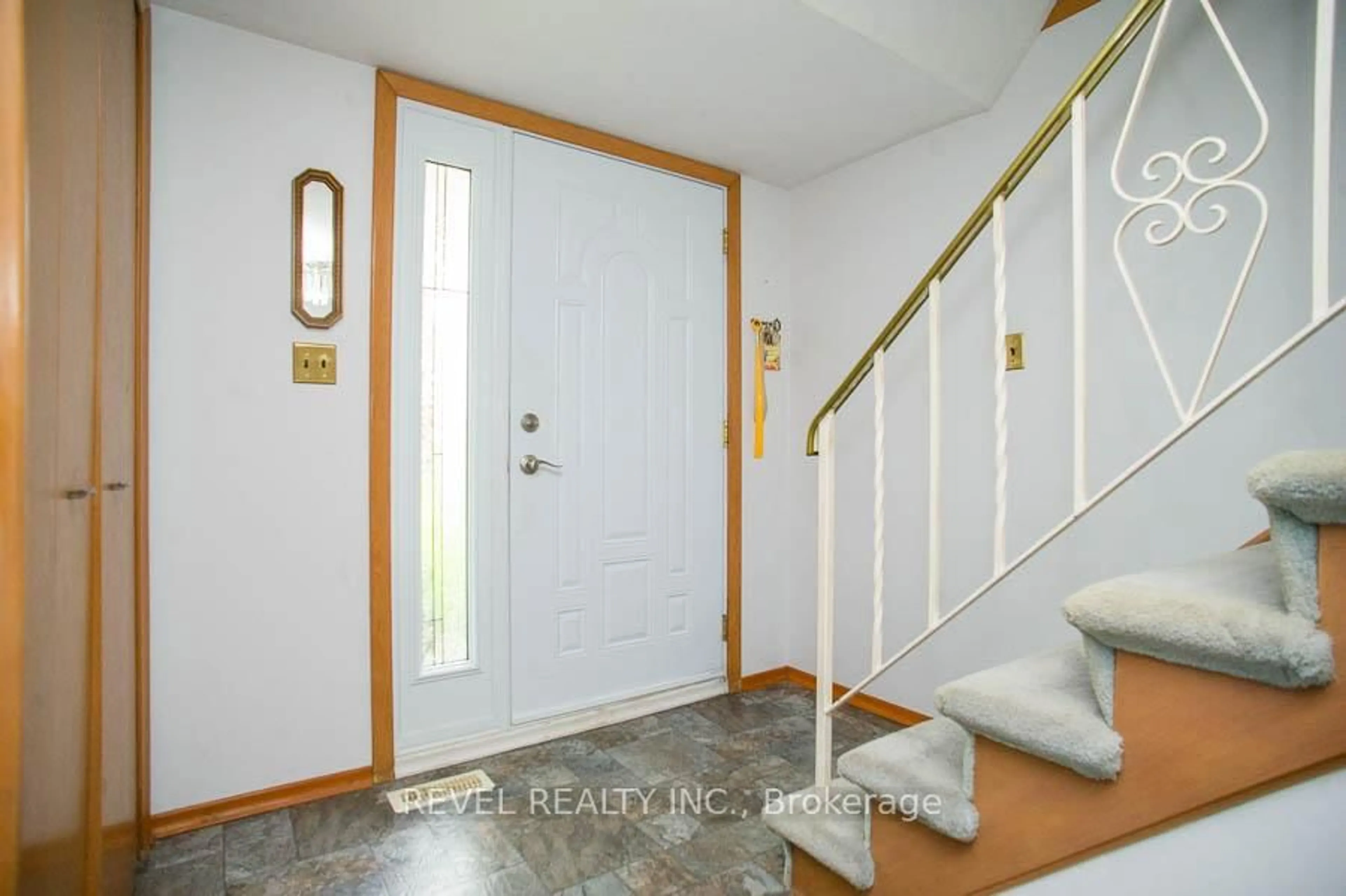 Indoor entryway for 15 Sprucehill Dr, Brantford Ontario N3R 3R7