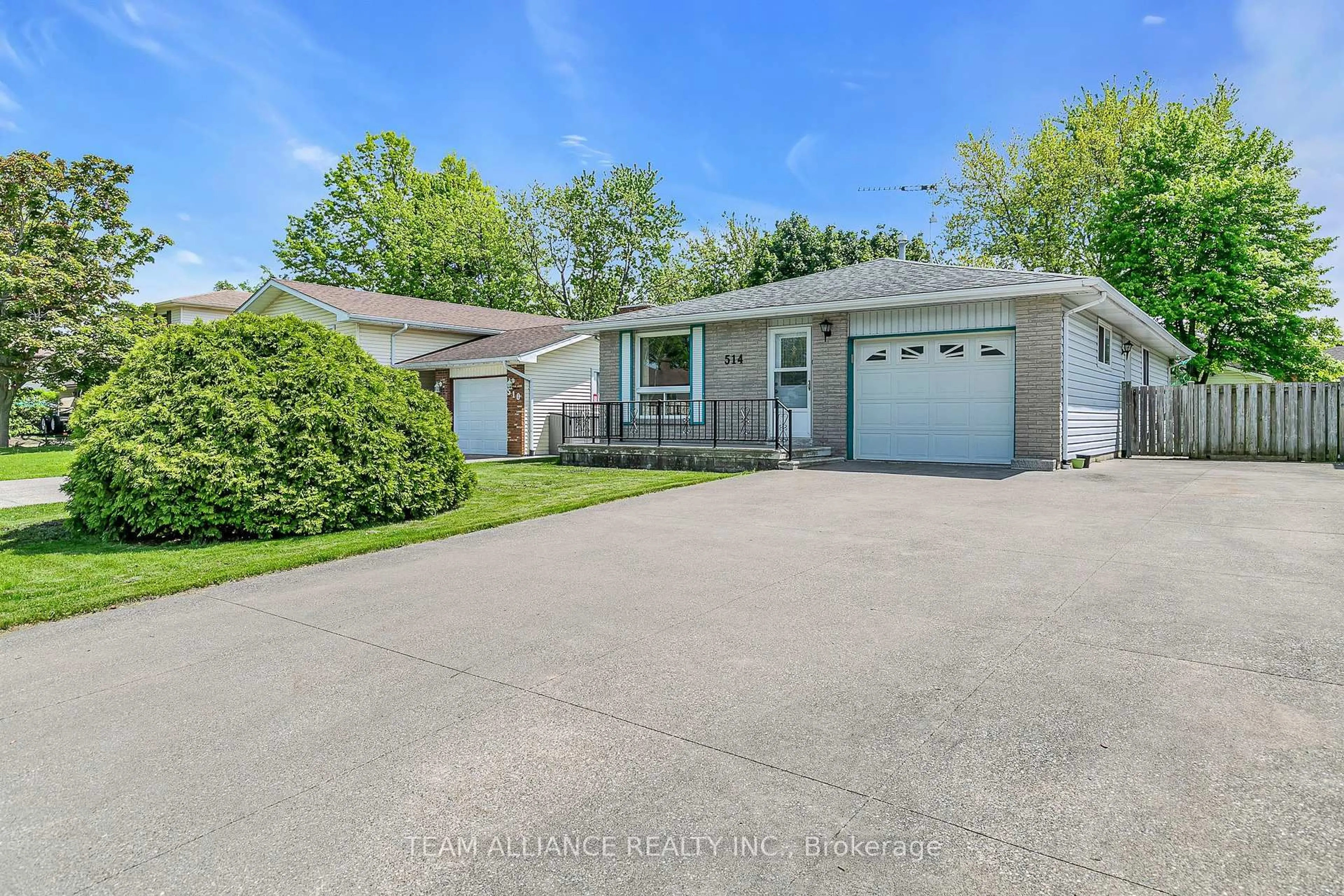 A pic from outside/outdoor area/front of a property/back of a property/a pic from drone, unknown for 514 Desjardins St, Lakeshore Ontario N0R 1A0