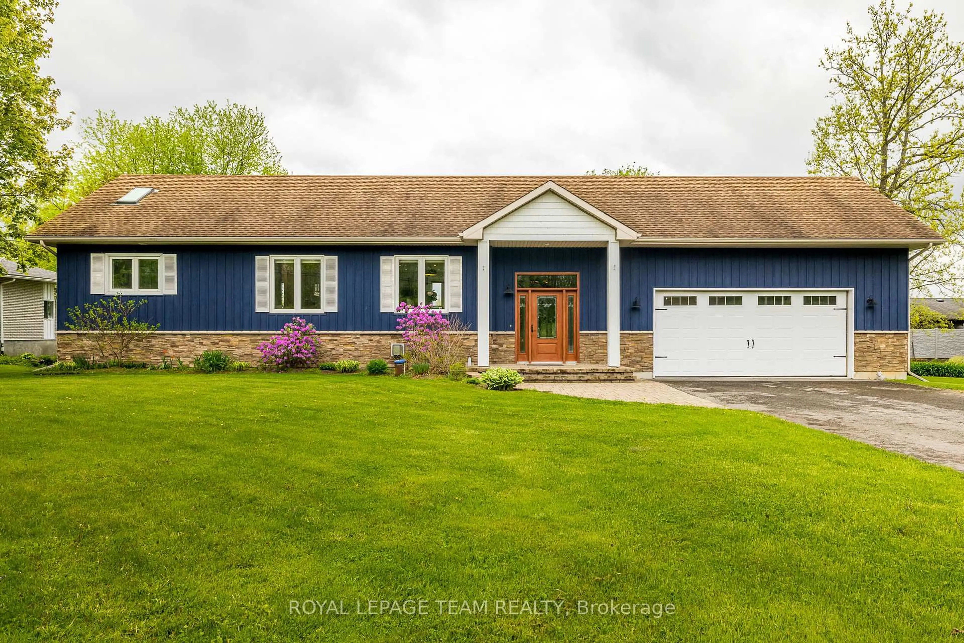 Home with vinyl exterior material, street for 318 Broadway St, Merrickville-Wolford Ontario K0G 1N0