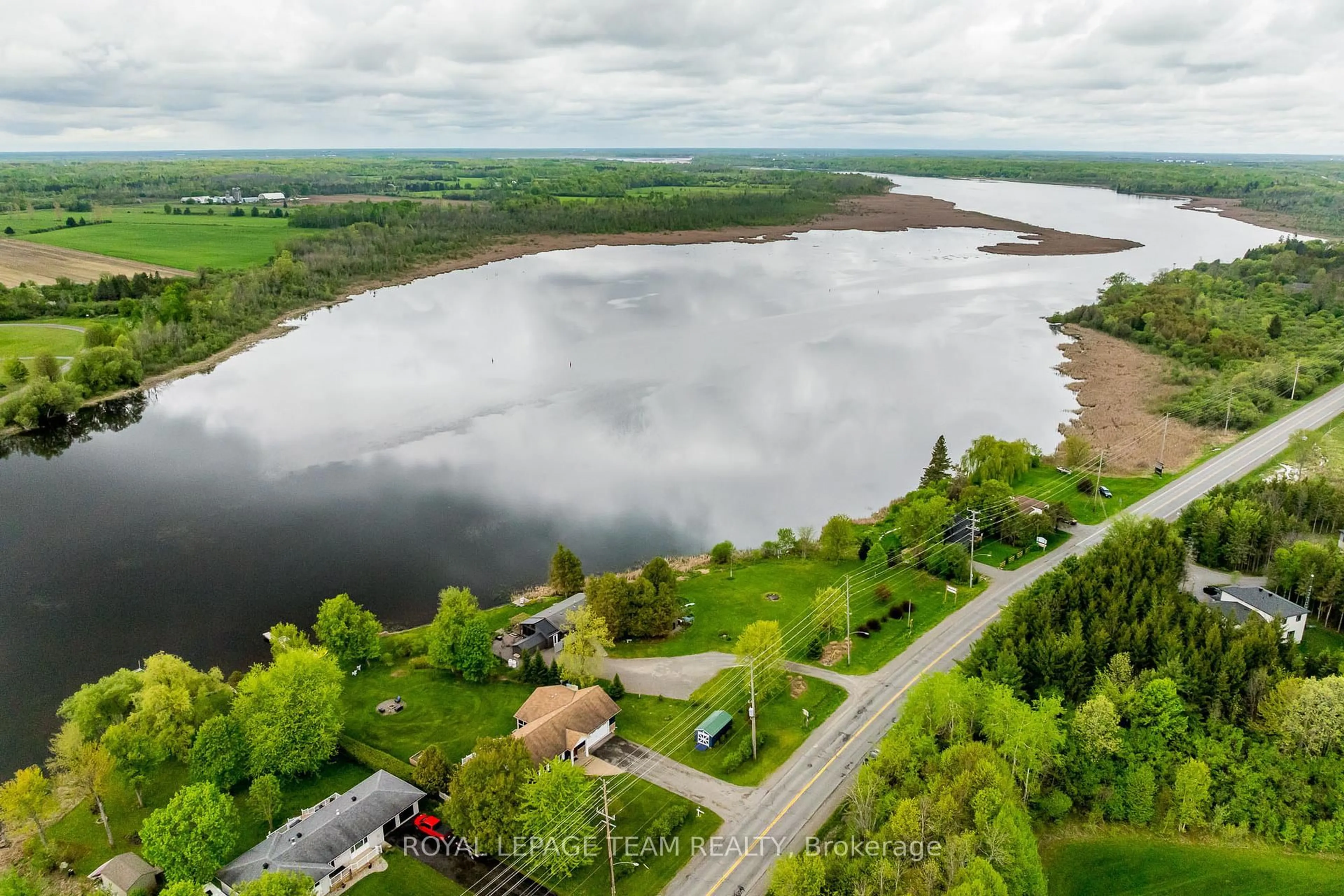 A pic from outside/outdoor area/front of a property/back of a property/a pic from drone, water/lake/river/ocean view for 318 Broadway St, Merrickville-Wolford Ontario K0G 1N0