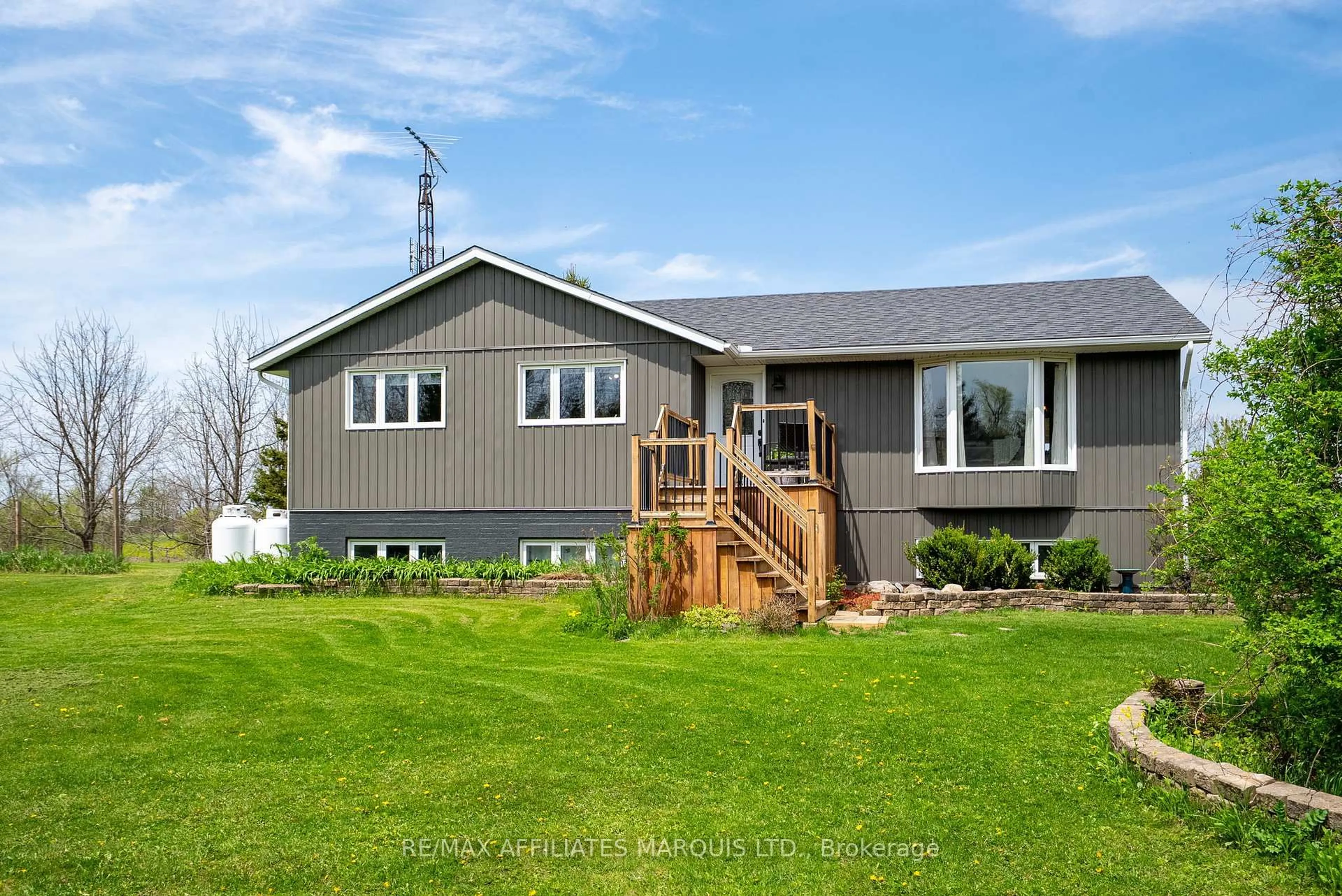 Home with vinyl exterior material, unknown for 4239 County Rd 11 Rd, South Stormont Ontario K7R 3L2