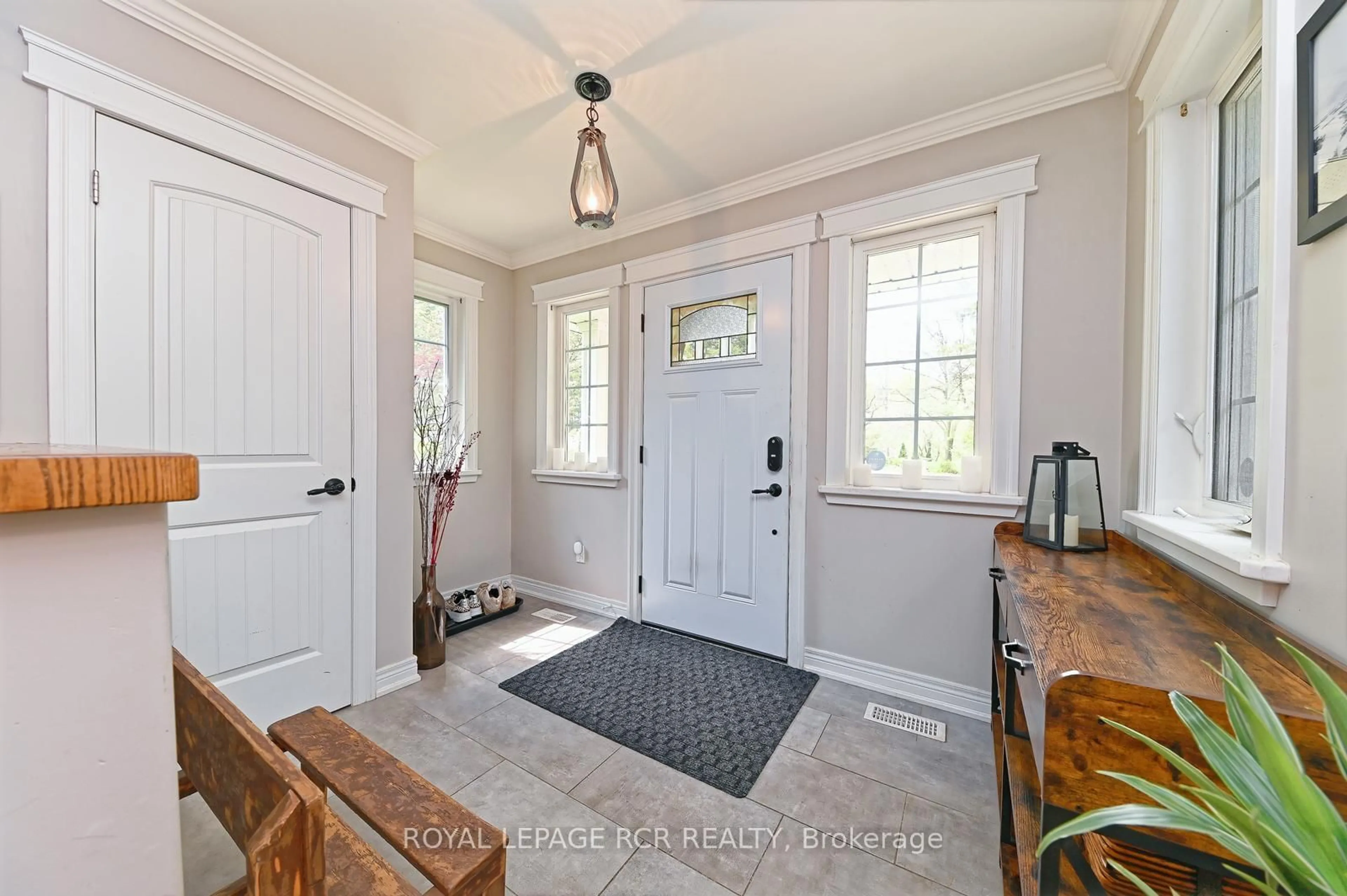 Indoor entryway for 24 Dean Rd, Mulmur Ontario L0N 1S8