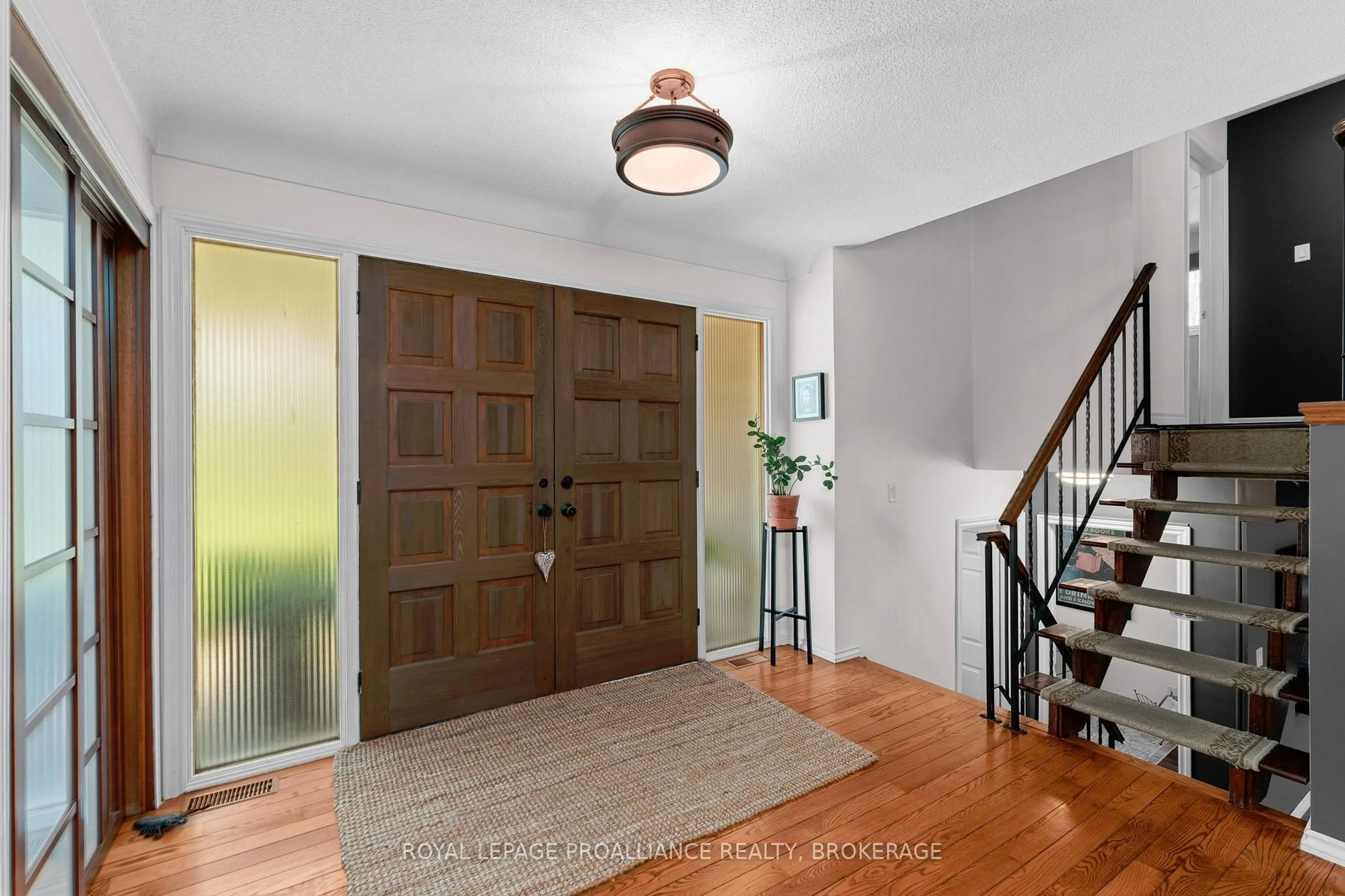 Indoor entryway for 1960 Keeley Rd, Sydenham Ontario K0H 2T0