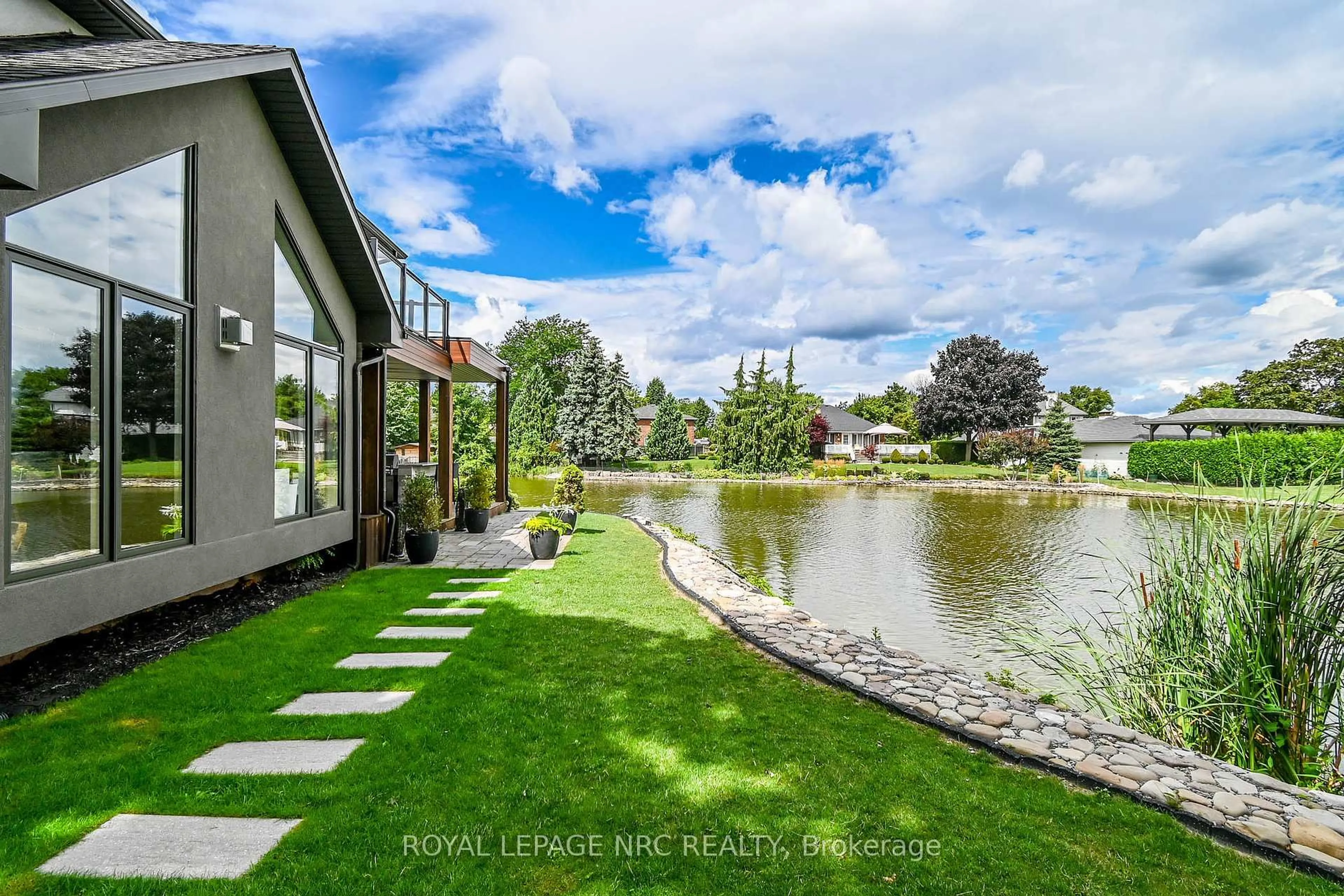 A pic from outside/outdoor area/front of a property/back of a property/a pic from drone, water/lake/river/ocean view for 121 Teal Ave, Hamilton Ontario L8E 3B5