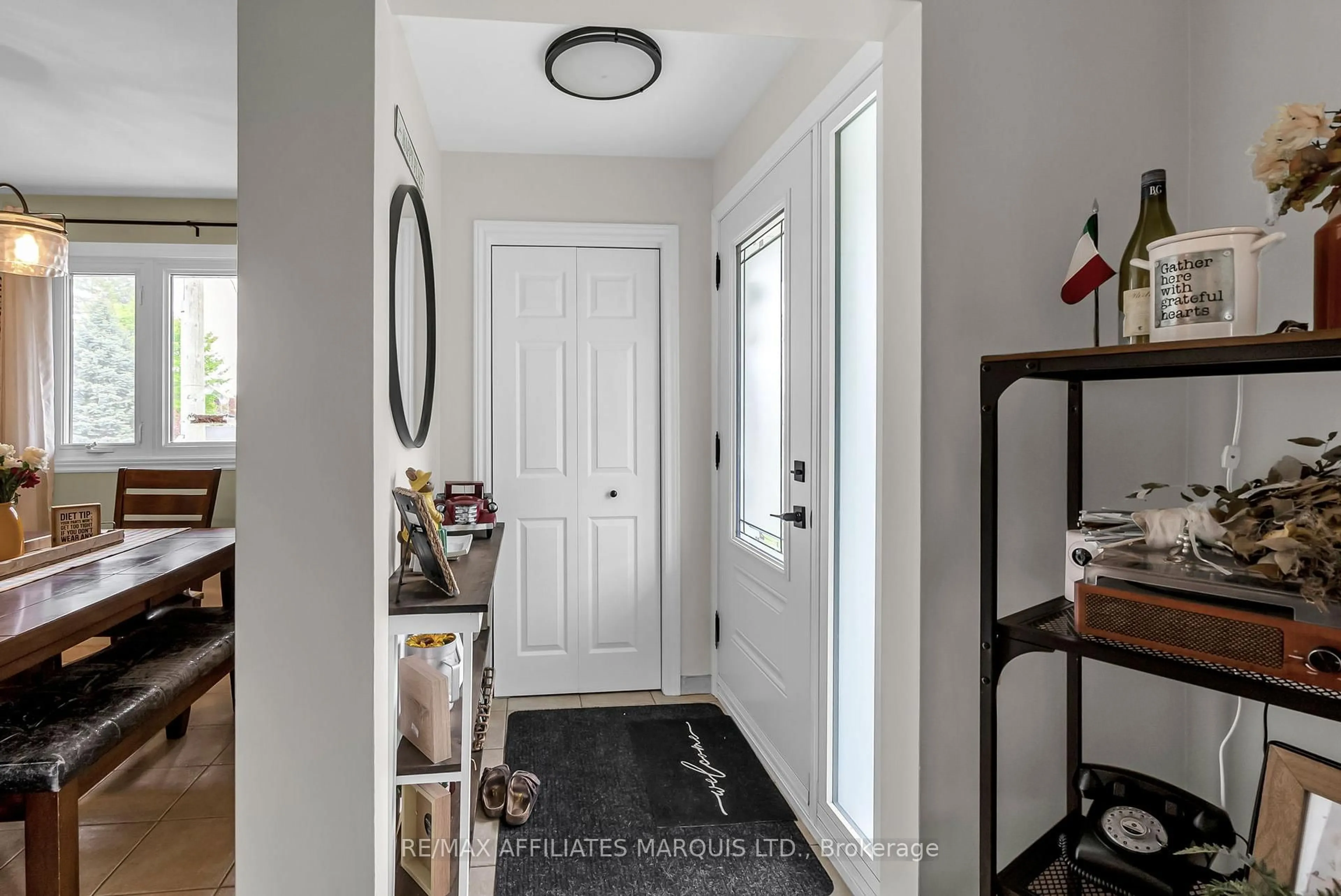 Indoor entryway for 432 Anthony St, Cornwall Ontario K6H 5K9