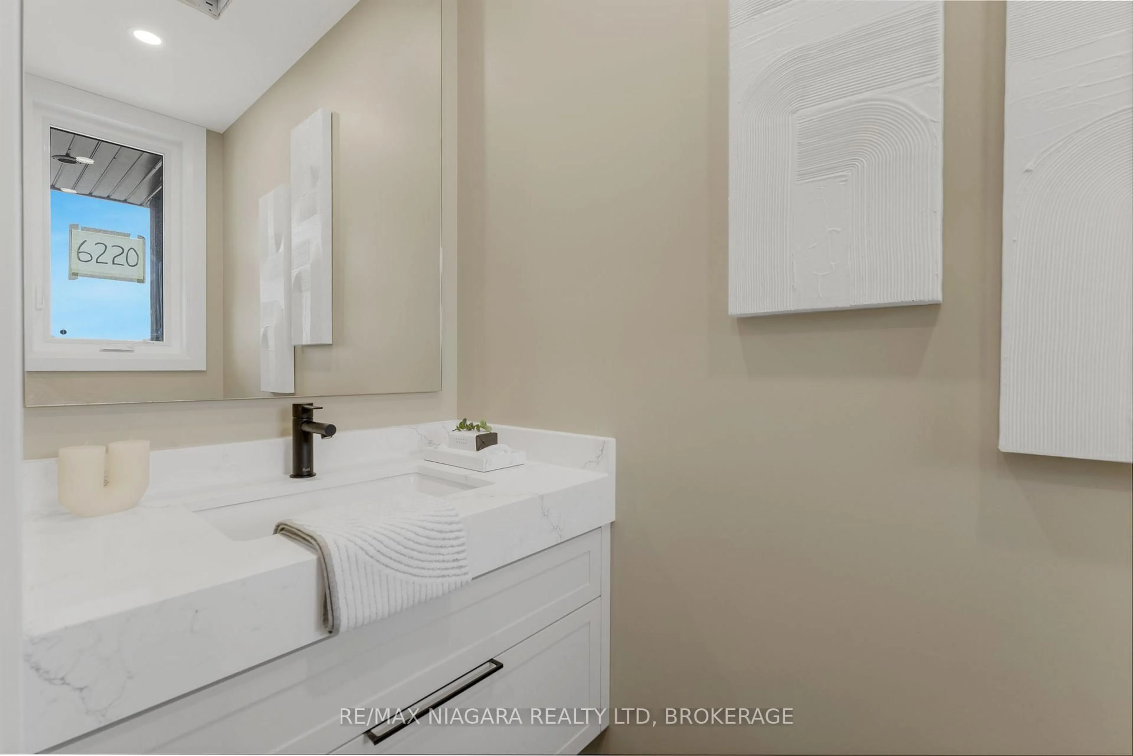 Standard bathroom, ceramic/tile floor for 6220 Curlin Cres, Niagara Falls Ontario L2H 0B8
