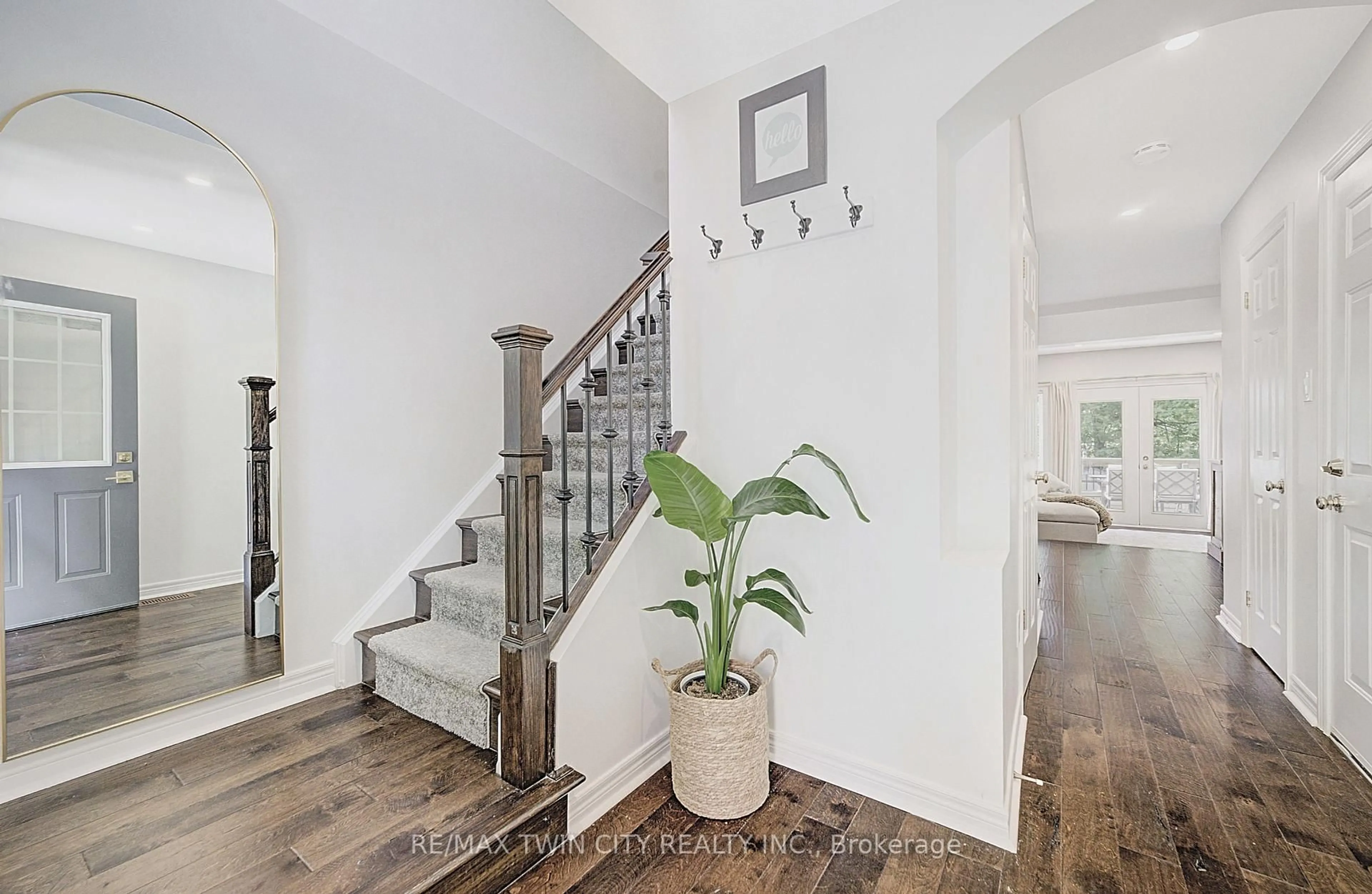 Indoor entryway for 16 Karalee Cres, Cambridge Ontario N3C 4H2