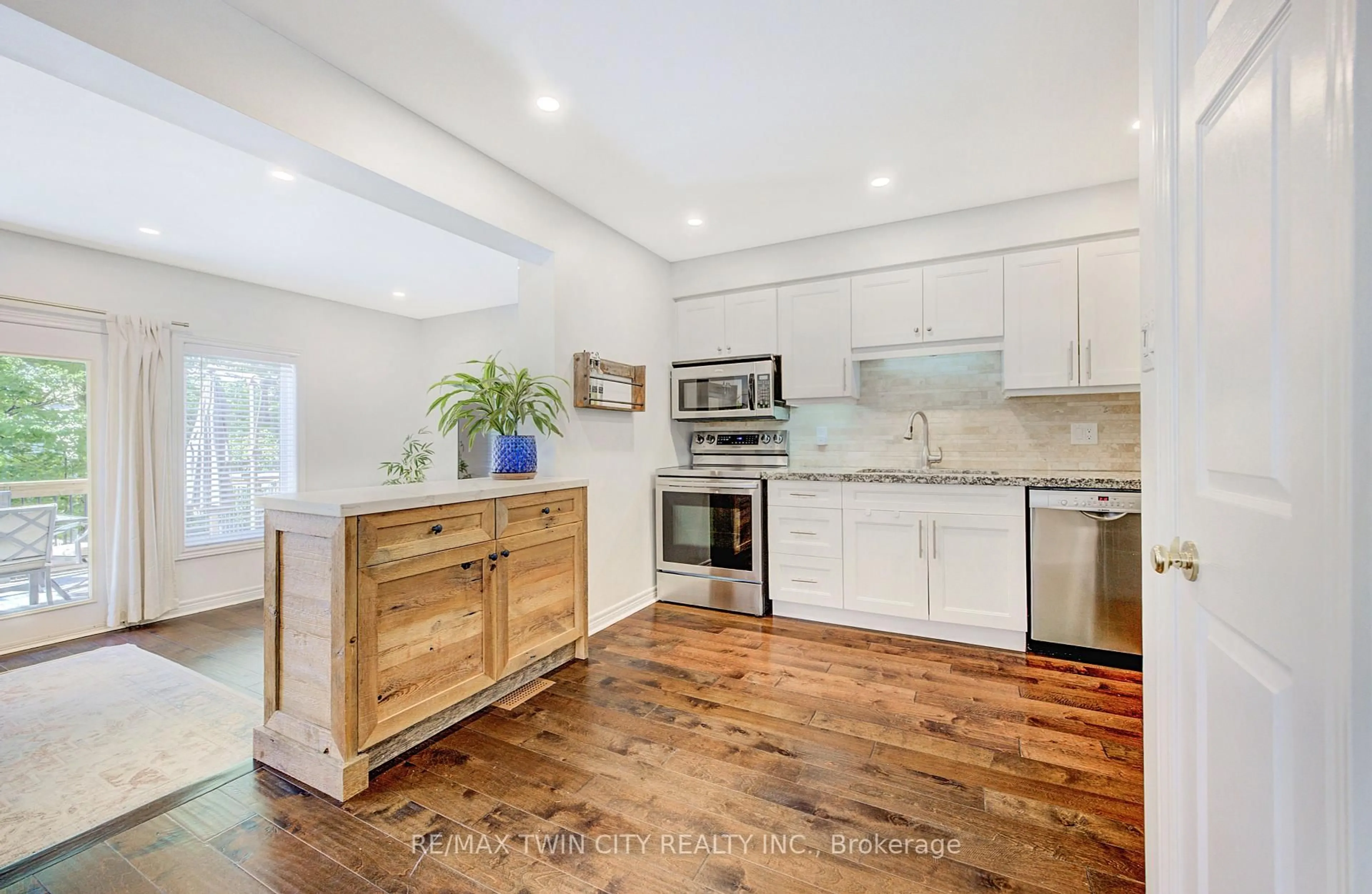 Open concept kitchen, unknown for 16 Karalee Cres, Cambridge Ontario N3C 4H2