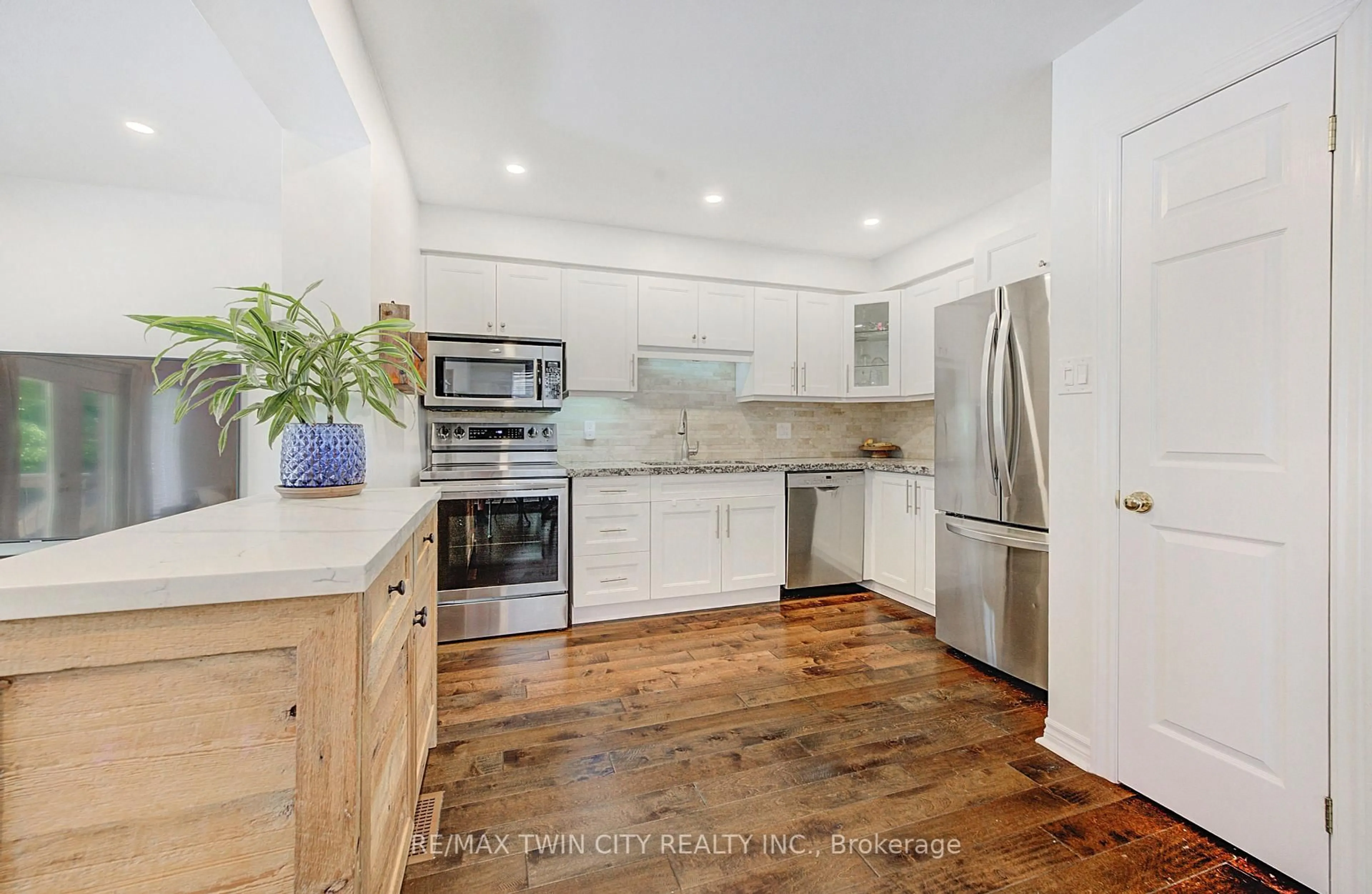 Open concept kitchen, unknown for 16 Karalee Cres, Cambridge Ontario N3C 4H2