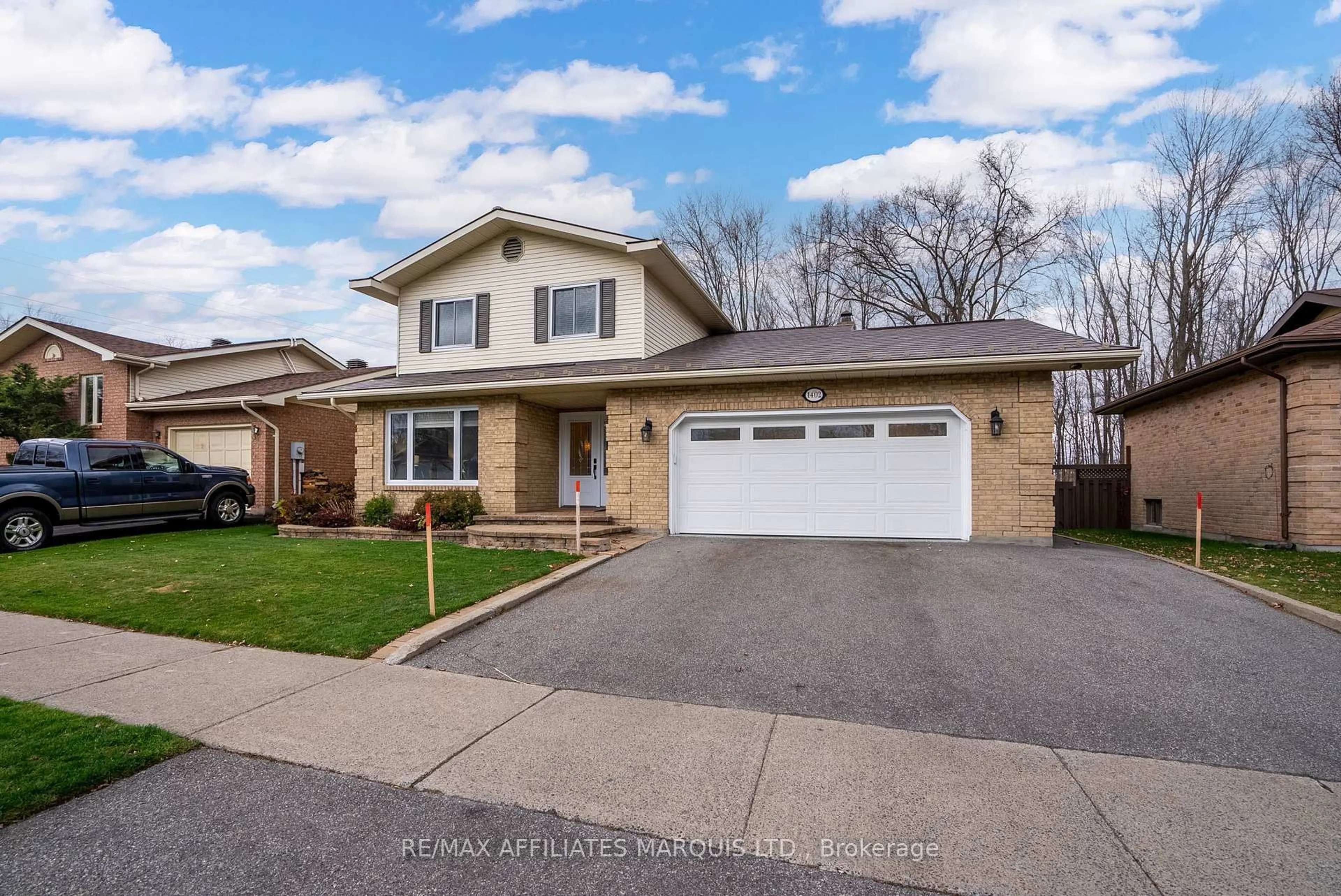 Home with vinyl exterior material, street for 1402 HOLY CROSS Blvd, Cornwall Ontario K6H 6Z4