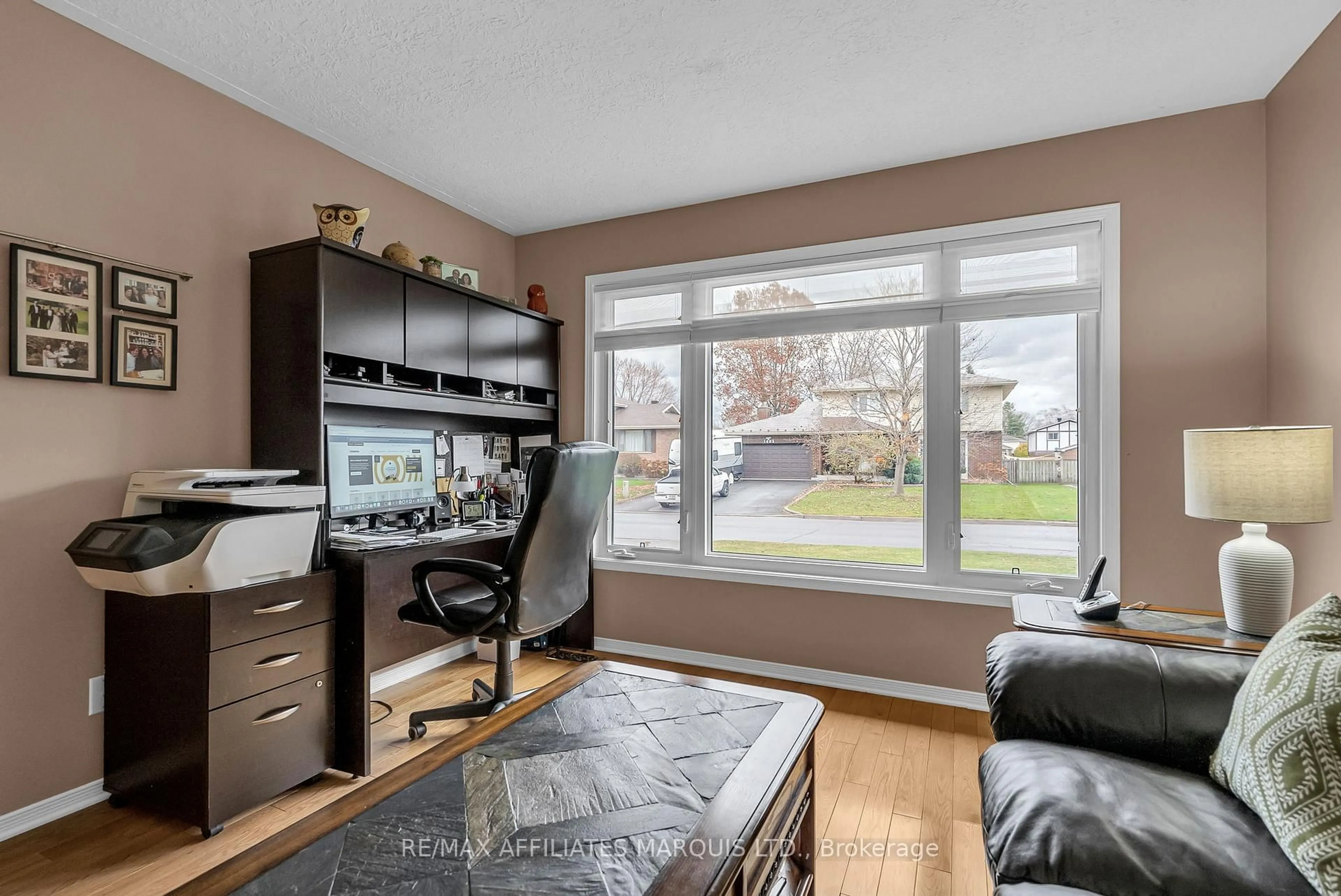 Living room with furniture, wood/laminate floor for 1402 HOLY CROSS Blvd, Cornwall Ontario K6H 6Z4