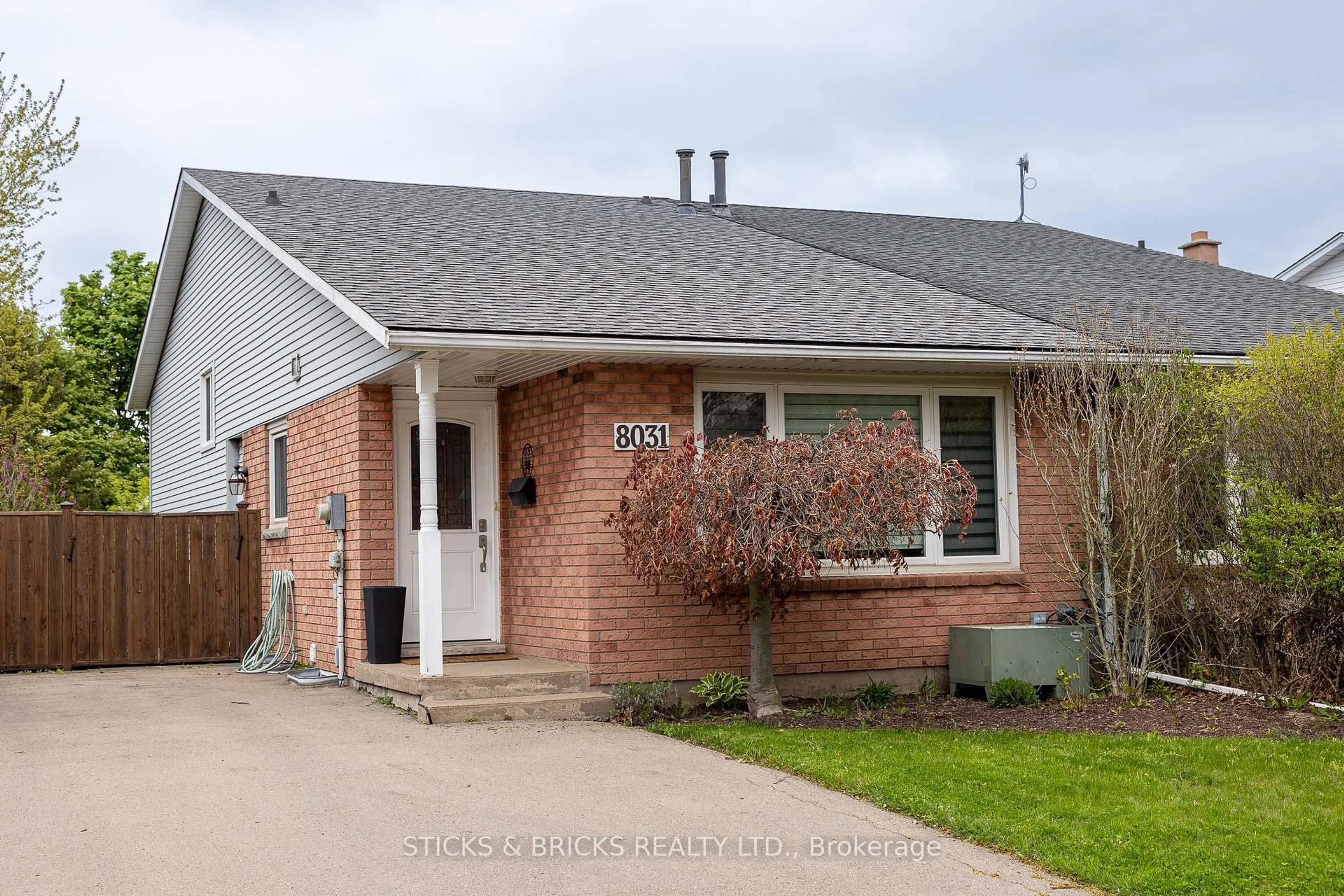 Home with brick exterior material, street for 8031 Post Rd, Niagara Falls Ontario L2H 2L2