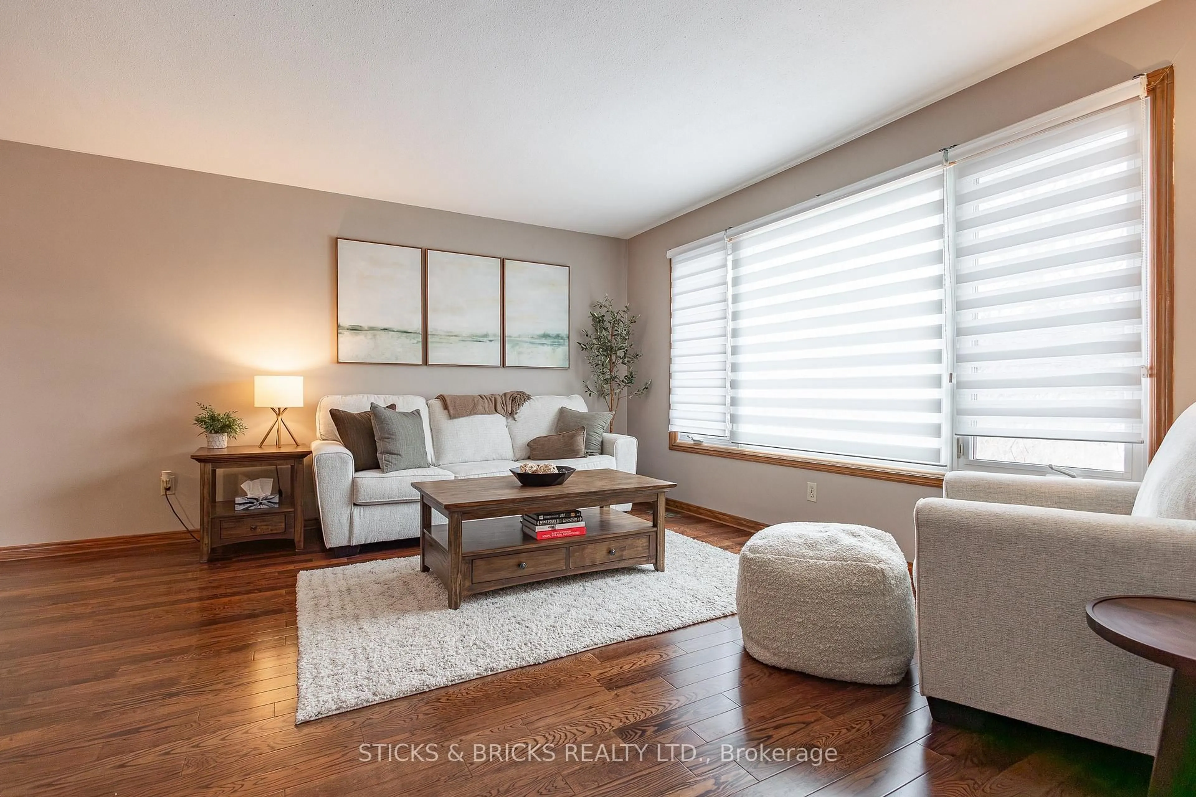 Living room with furniture, wood/laminate floor for 8031 Post Rd, Niagara Falls Ontario L2H 2L2