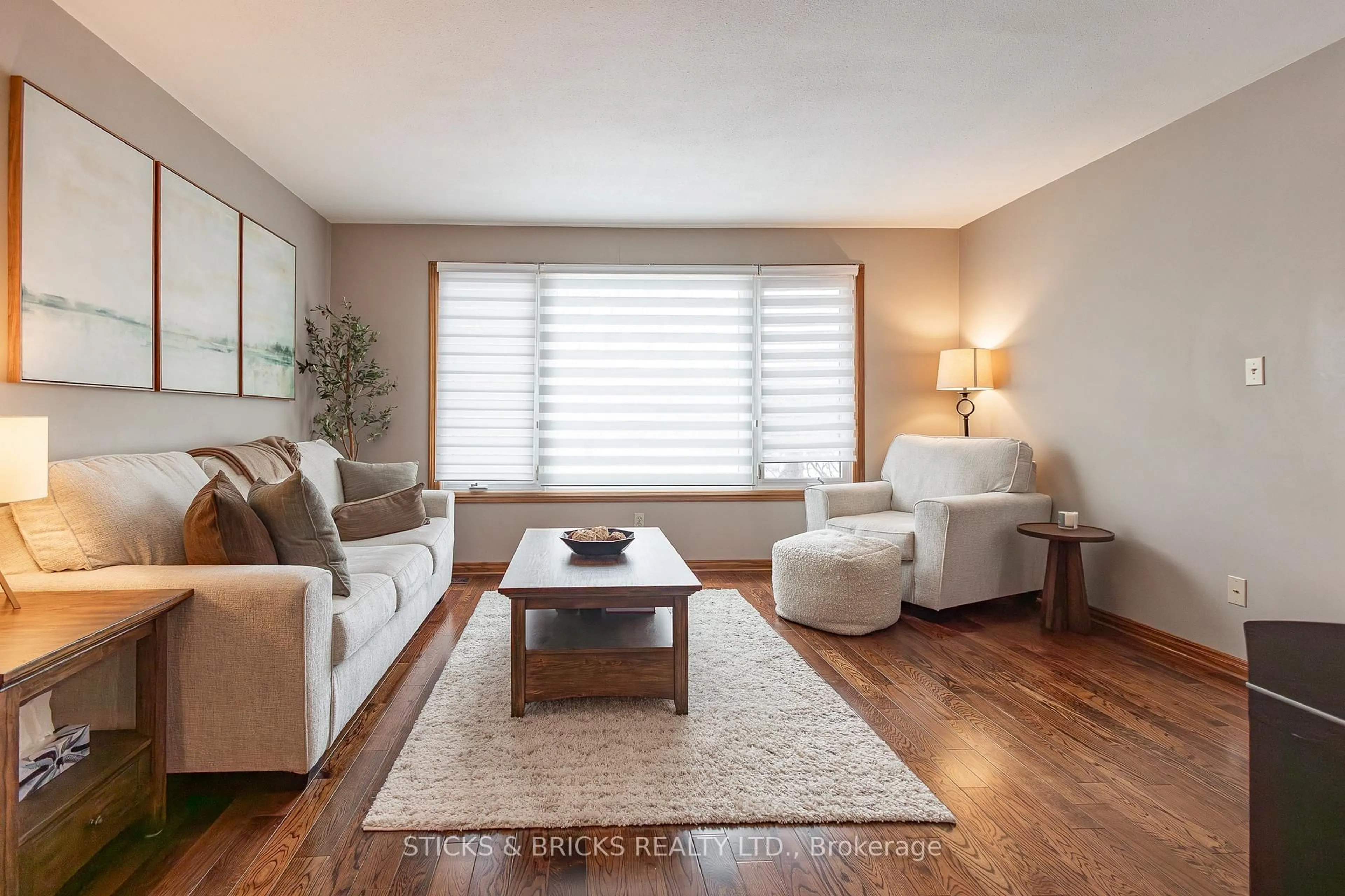 Living room with furniture, wood/laminate floor for 8031 Post Rd, Niagara Falls Ontario L2H 2L2