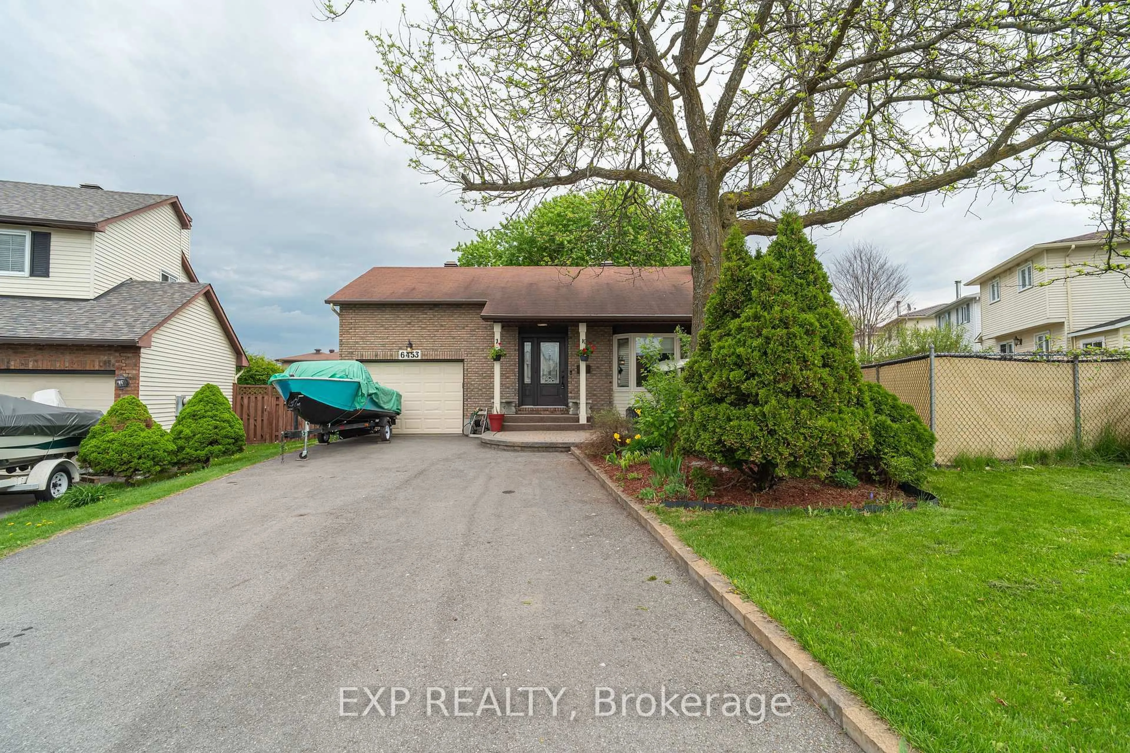 A pic from outside/outdoor area/front of a property/back of a property/a pic from drone, street for 6453 VISENEAU Dr, Orleans Ontario K1C 5H1