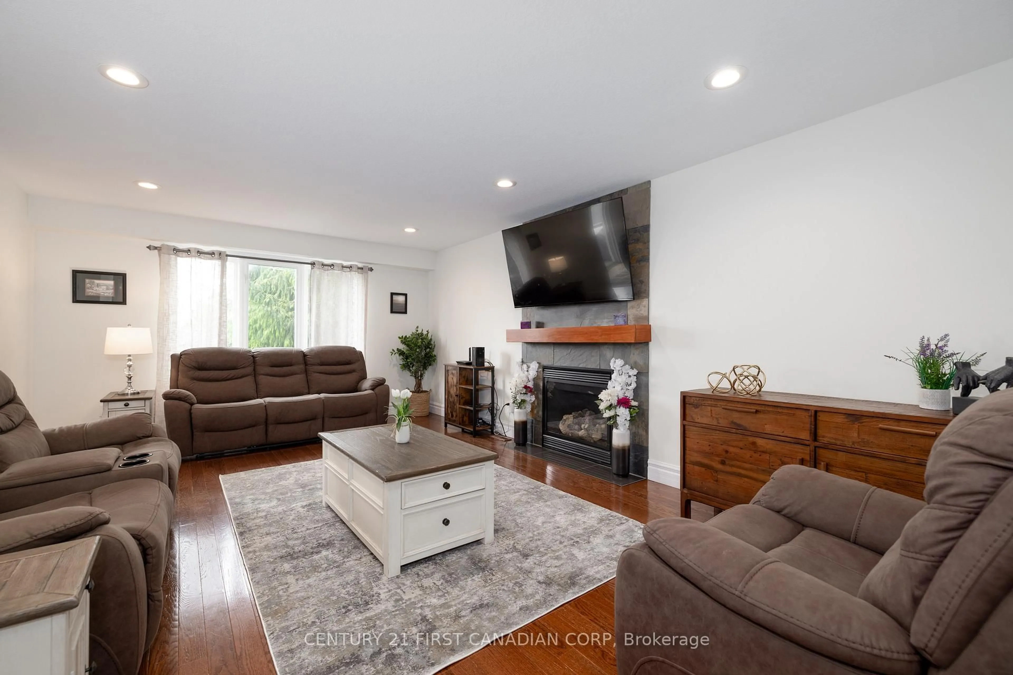 Living room with furniture, wood/laminate floor for 21 Maplewood Lane, Middlesex Centre Ontario M0M 2A0