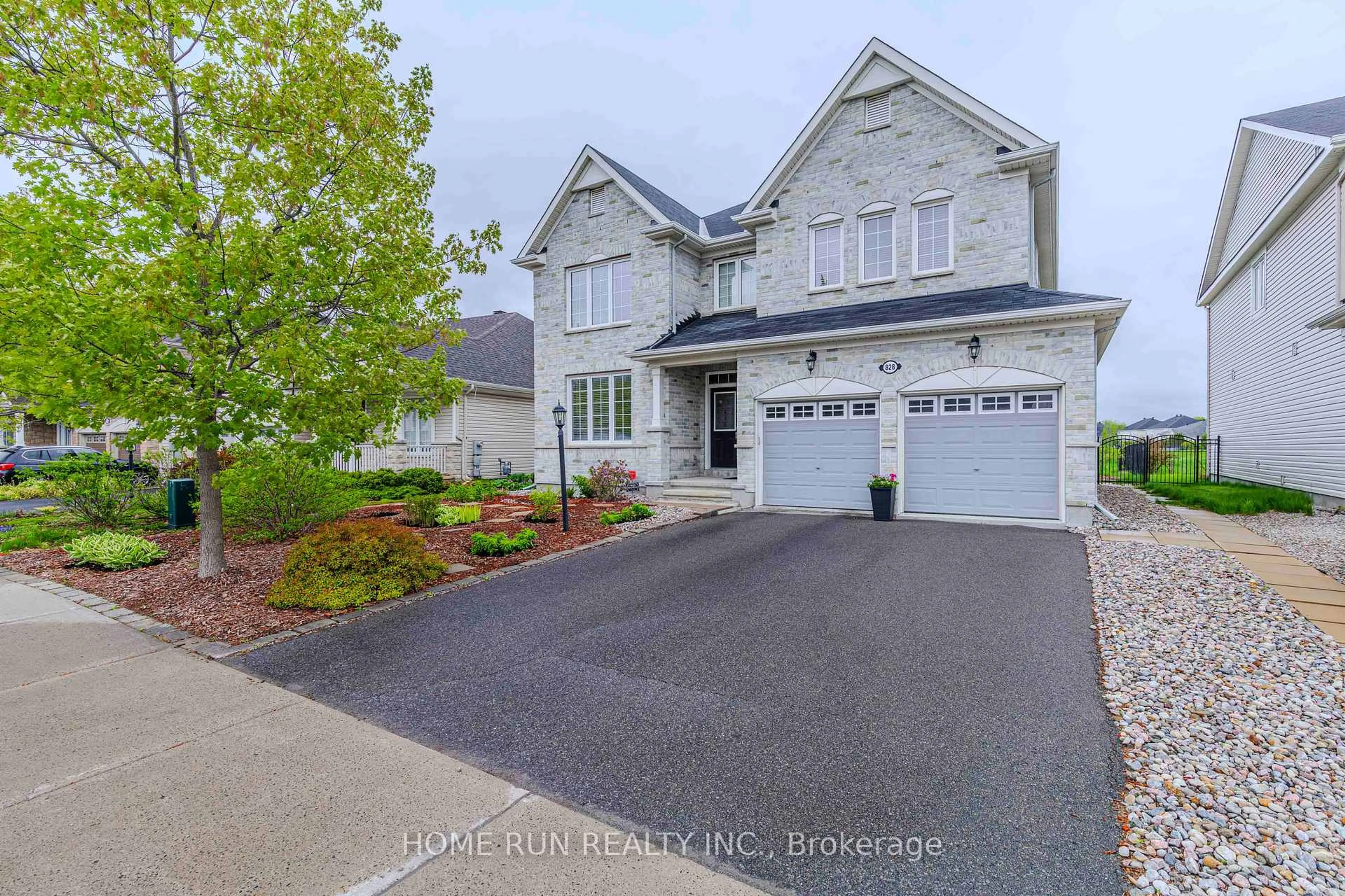 A pic from outside/outdoor area/front of a property/back of a property/a pic from drone, street for 828 Kilbirnie Dr, Ottawa Ontario K2J 5T9