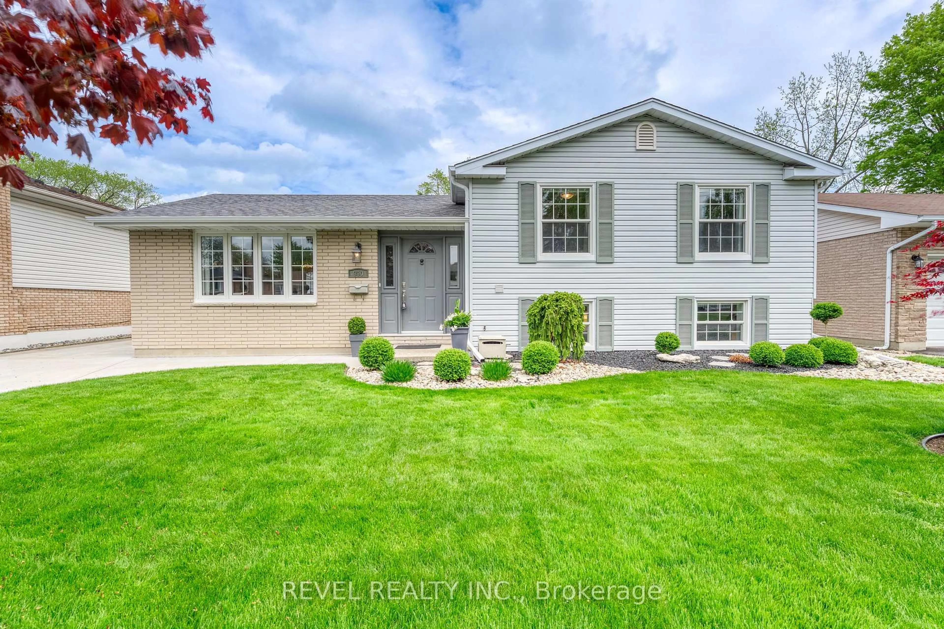 Home with vinyl exterior material, street for 990 Allandale Dr, Sarnia Ontario N7S 3E4