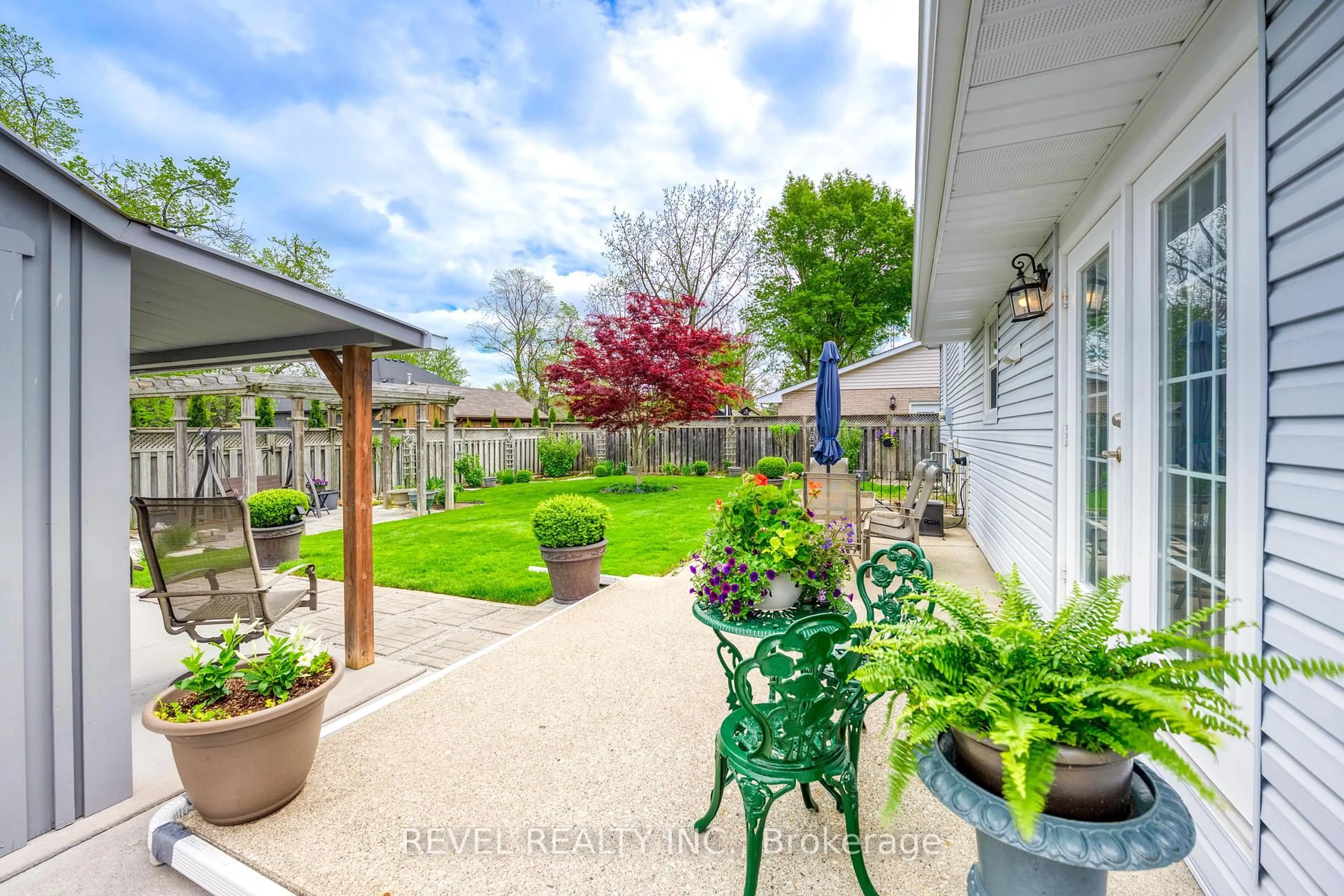 Patio, street for 990 Allandale Dr, Sarnia Ontario N7S 3E4