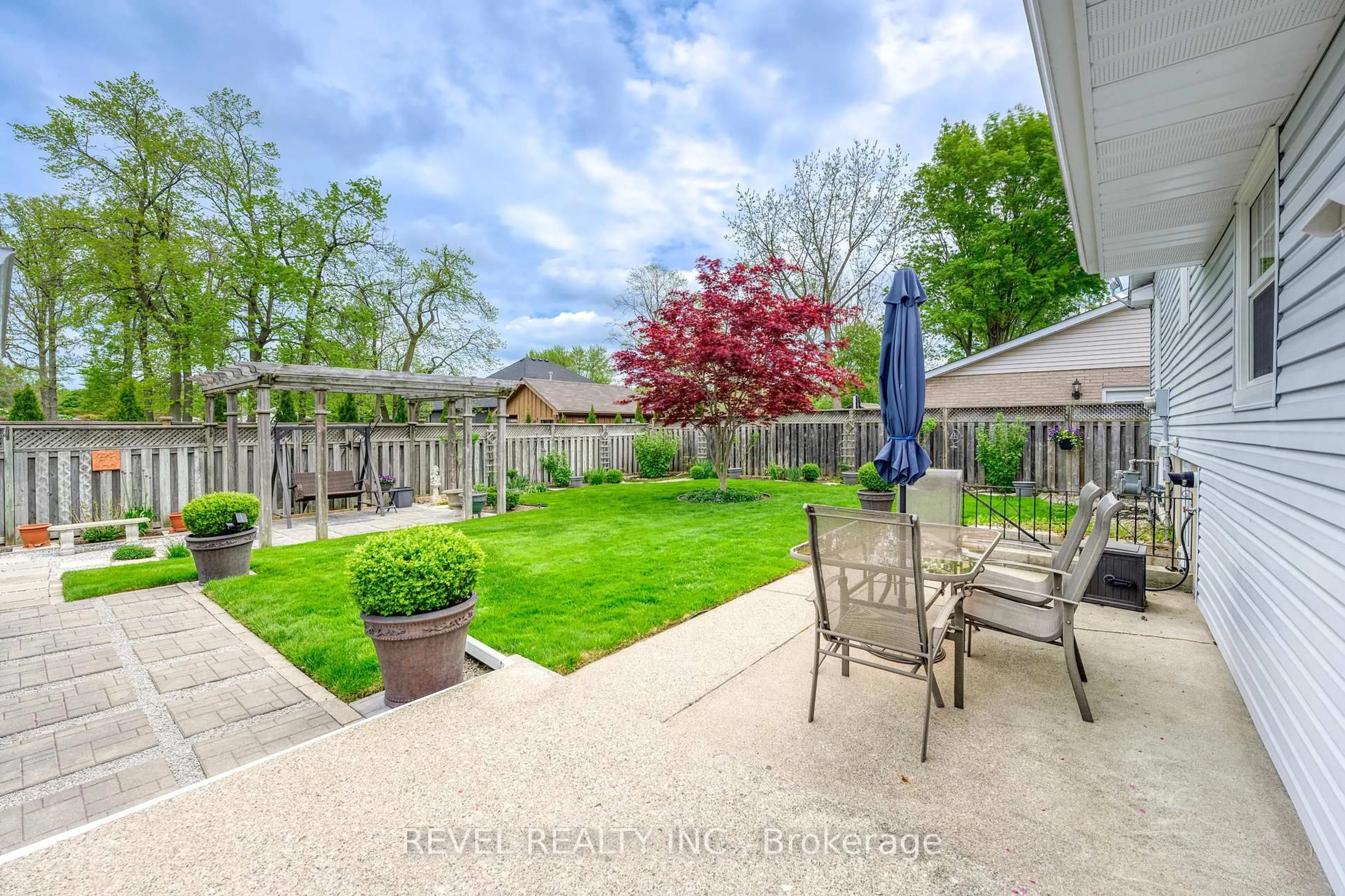 Patio, unknown for 990 Allandale Dr, Sarnia Ontario N7S 3E4