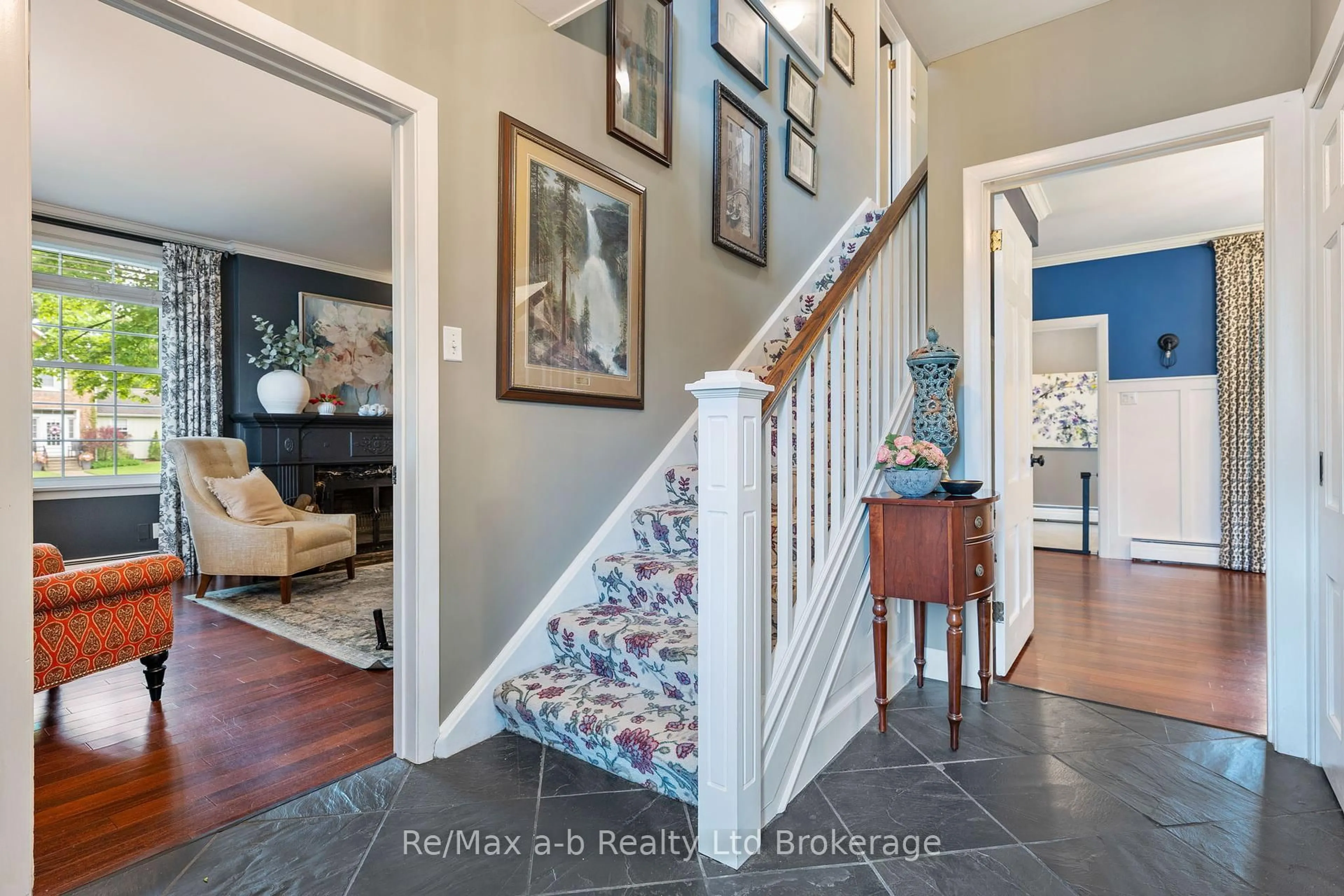 Indoor entryway for 74 Centre St, Aylmer Ontario N5H 2G5