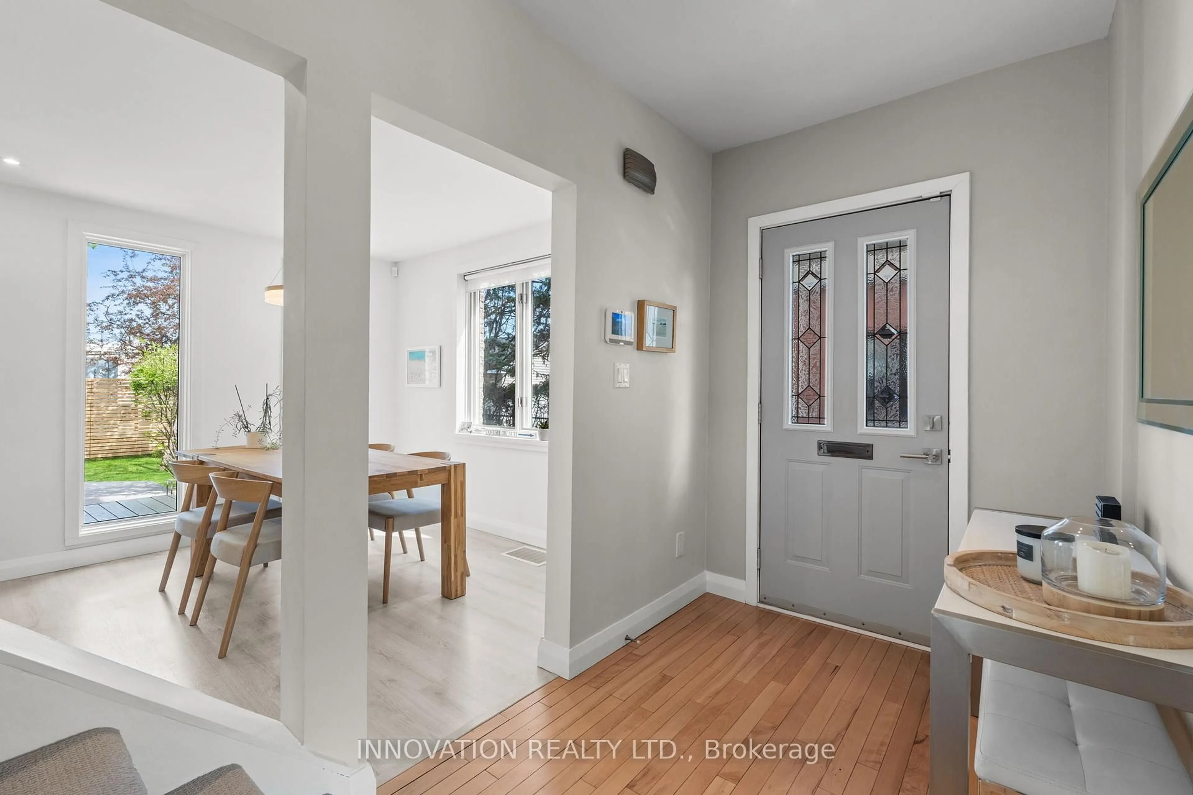 Indoor entryway for 53 Rosebery Ave, Ottawa Ontario K1S 1W1