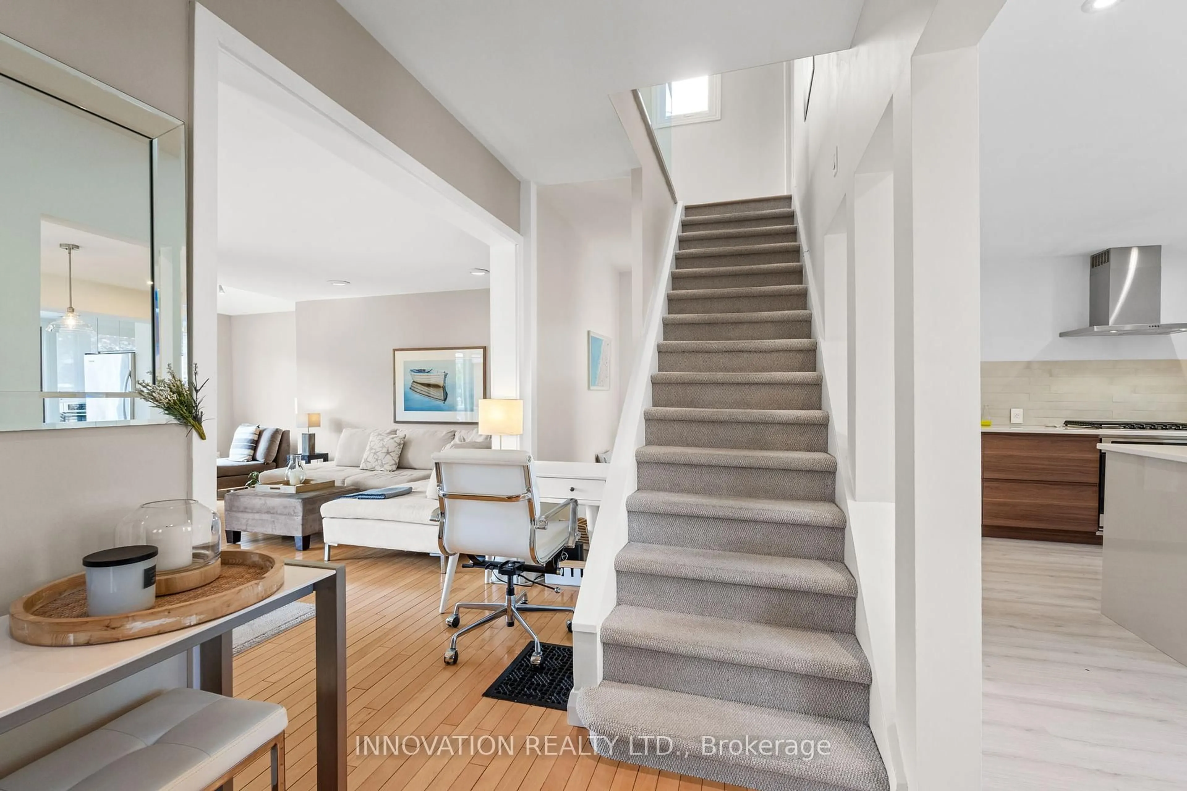 Indoor foyer for 53 Rosebery Ave, Ottawa Ontario K1S 1W1