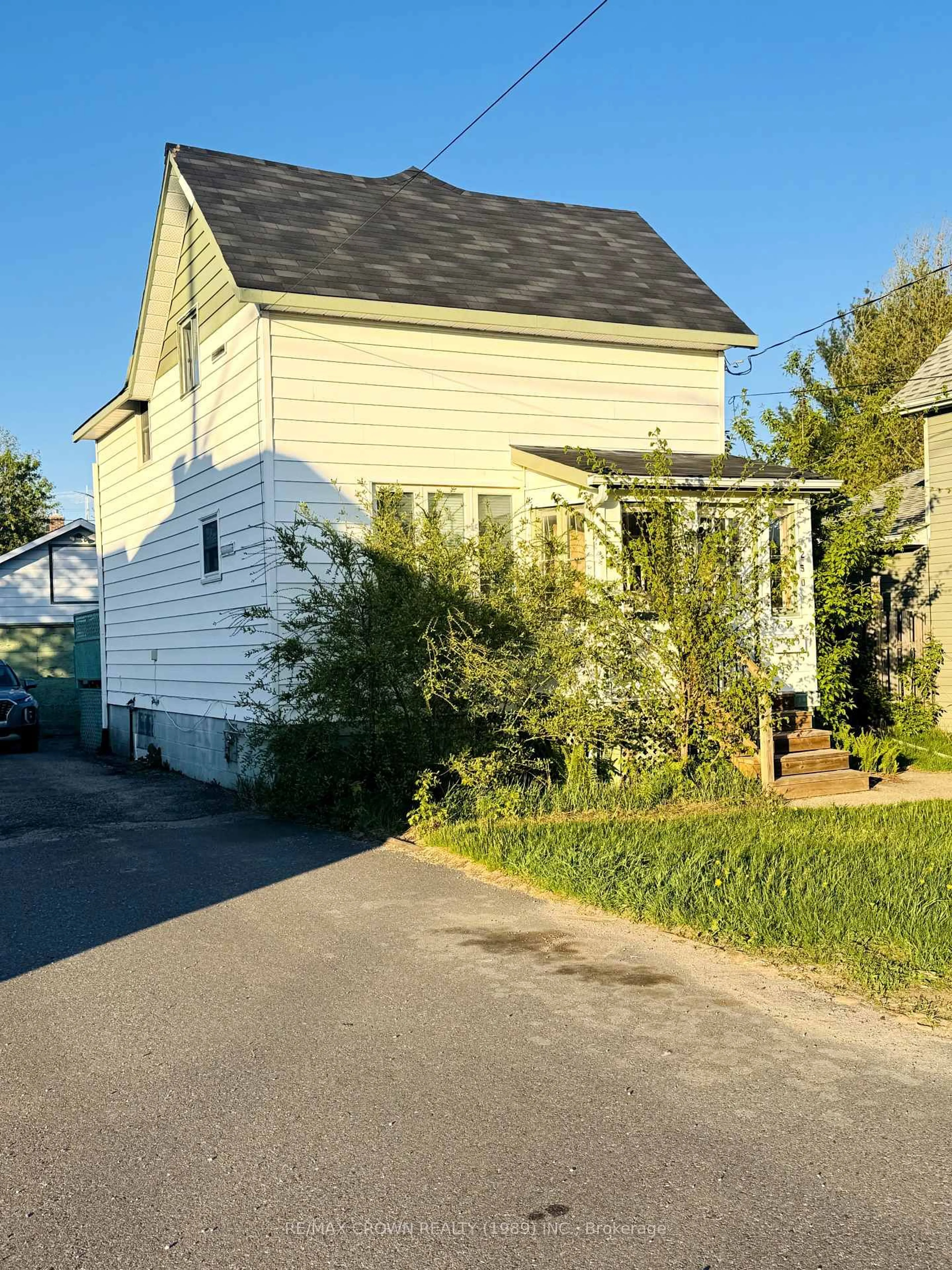 A pic from outside/outdoor area/front of a property/back of a property/a pic from drone, street for 250 Fourth Ave, North Bay Ontario P1B 3M9