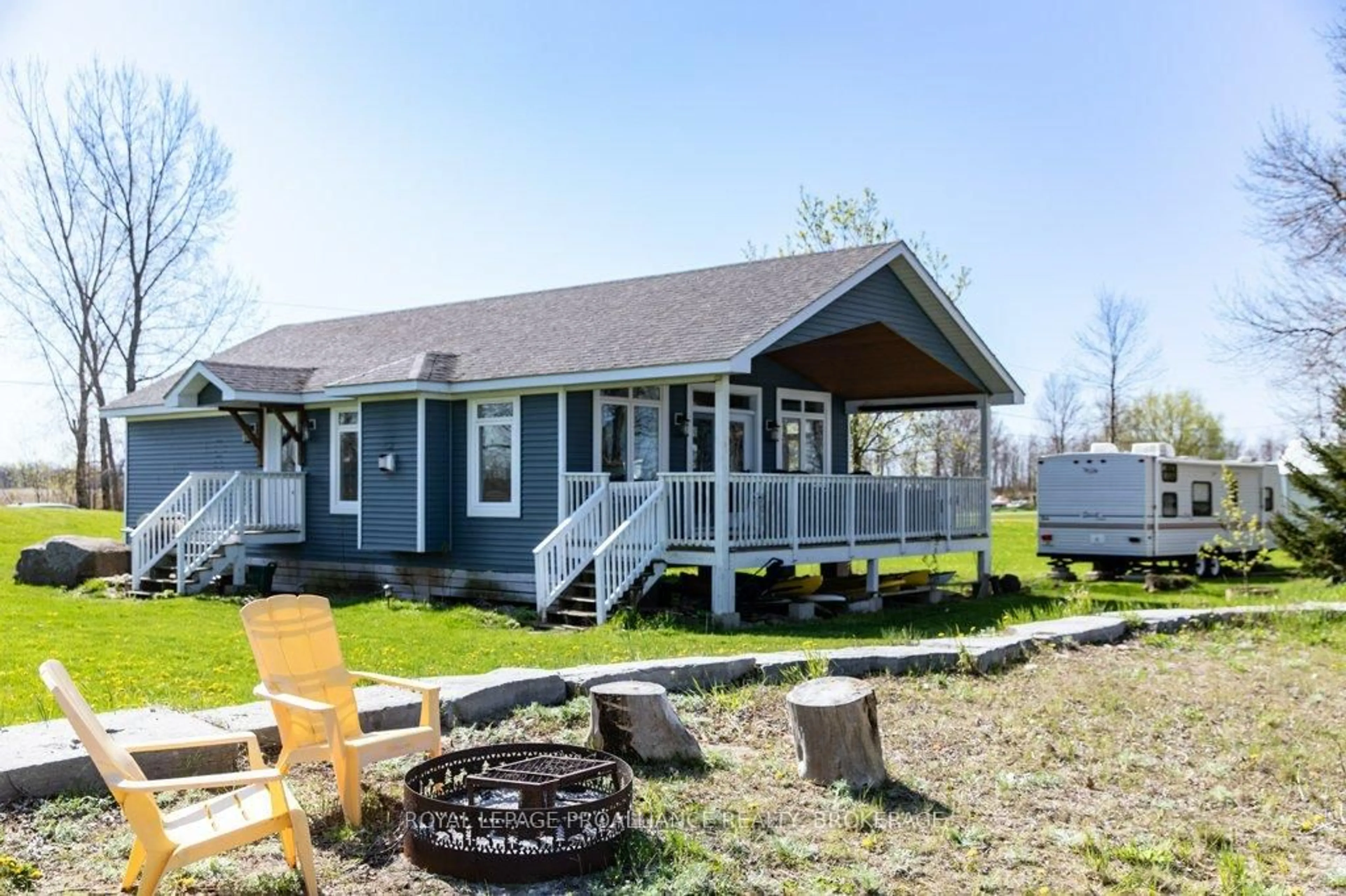 Home with vinyl exterior material, unknown for 166 Easy Lane, Wolfe Island Ontario K0H 2Y0
