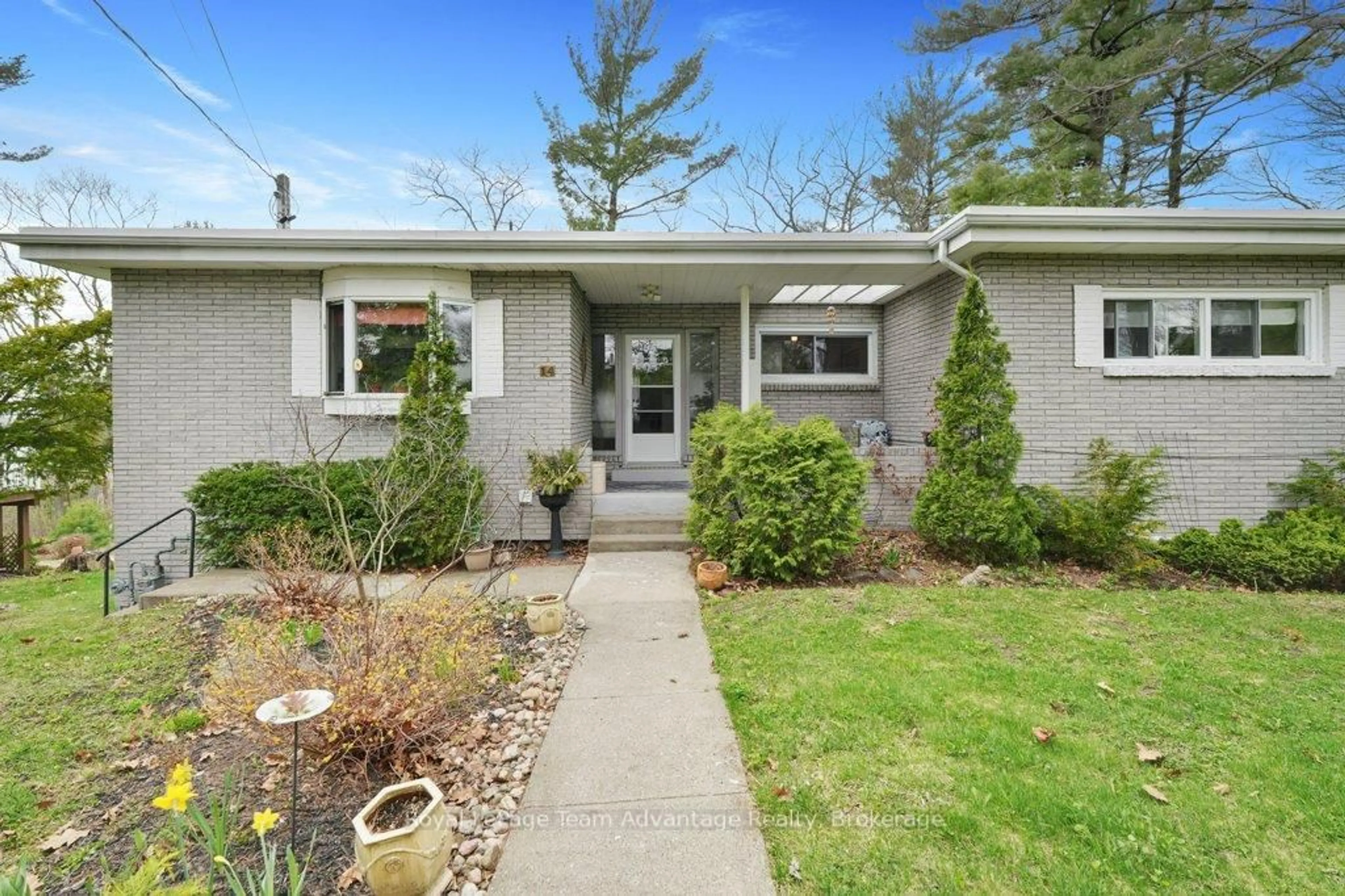 Home with vinyl exterior material, street for 14 Avenue Rd, Parry Sound Ontario P2A 2A7