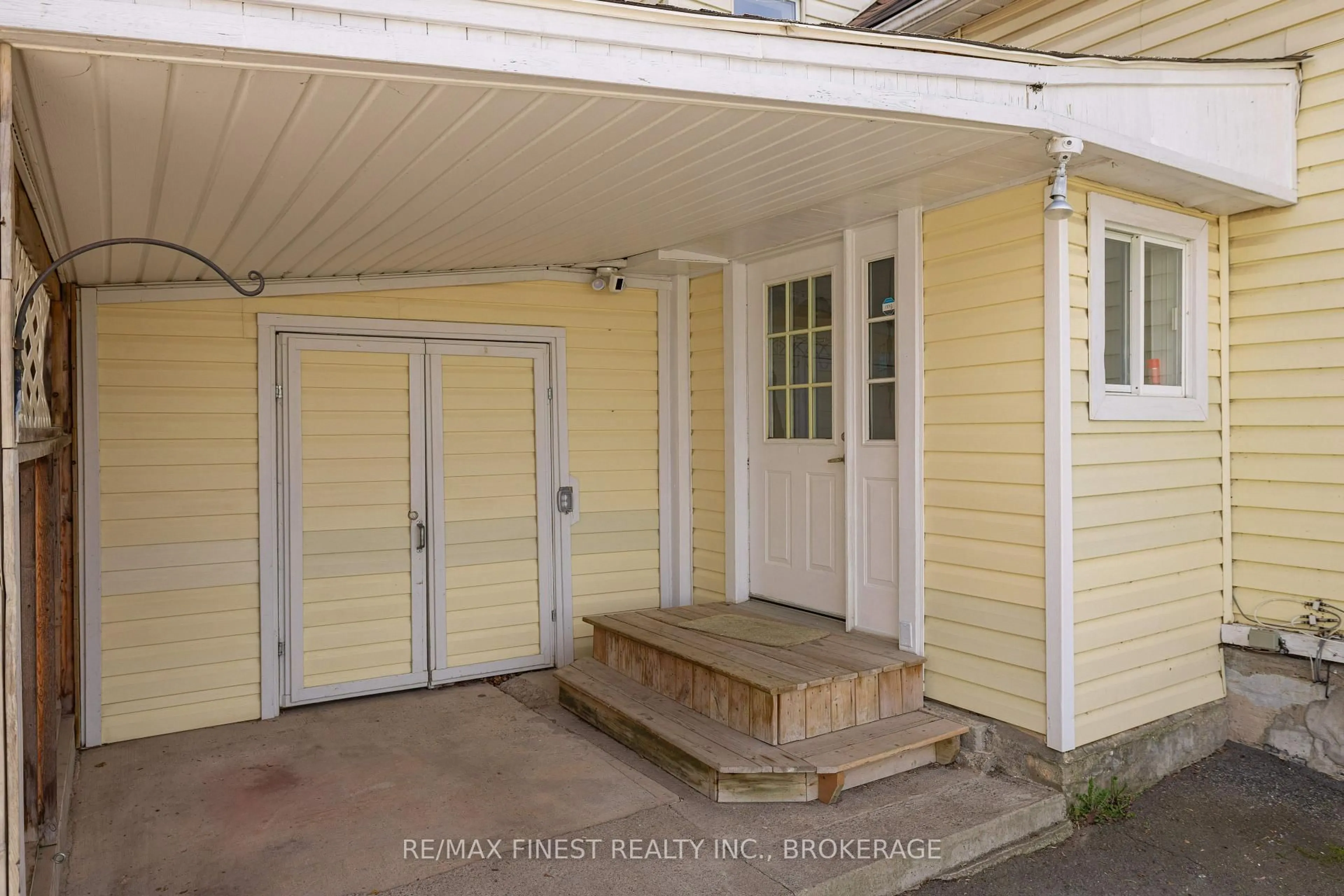 Indoor entryway for 356 York St, Kingston Ontario K7K 1R9