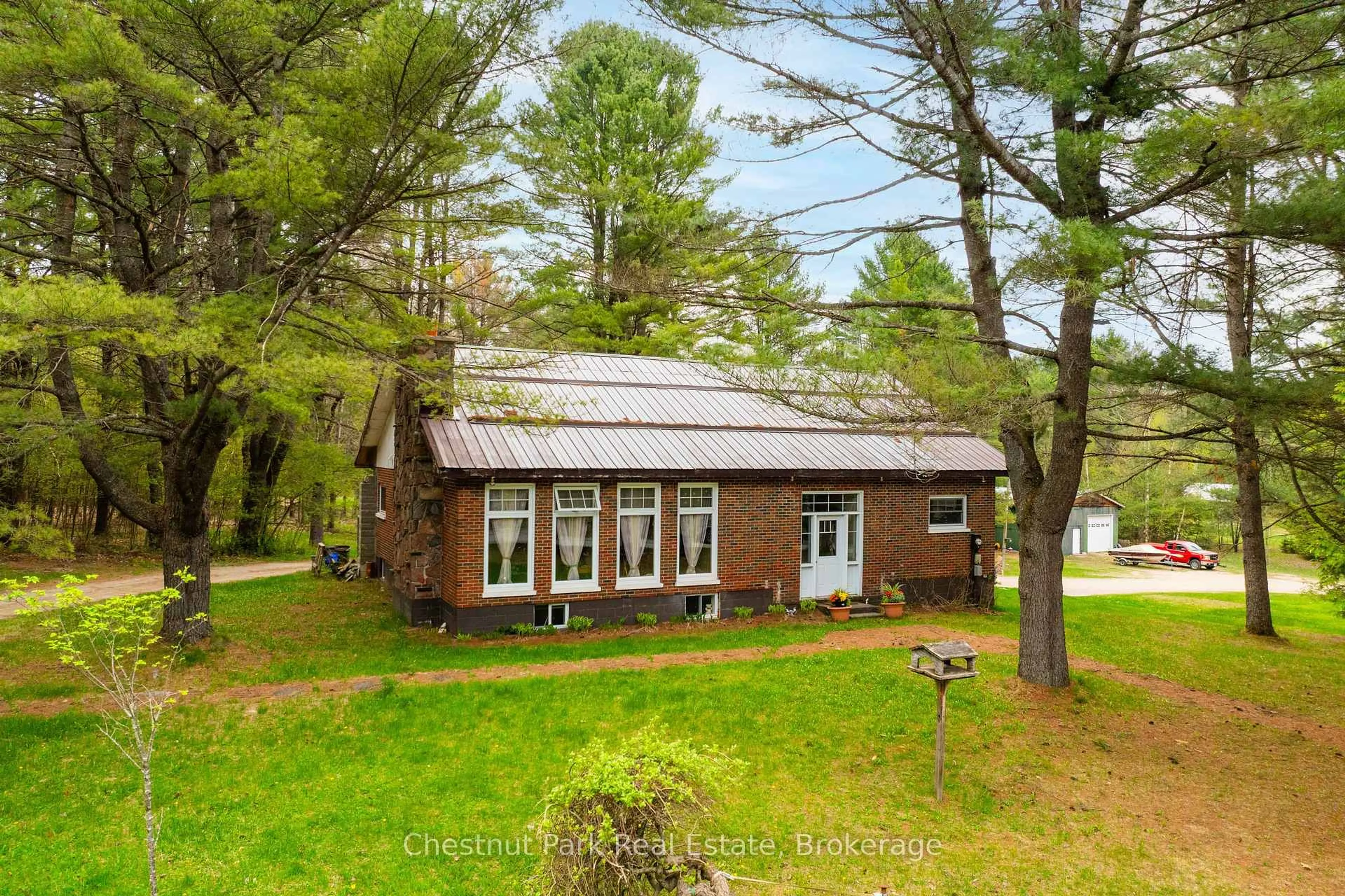 A pic from outside/outdoor area/front of a property/back of a property/a pic from drone, building for 1258 Ravenscliffe Rd, Huntsville Ontario P1H 2N5