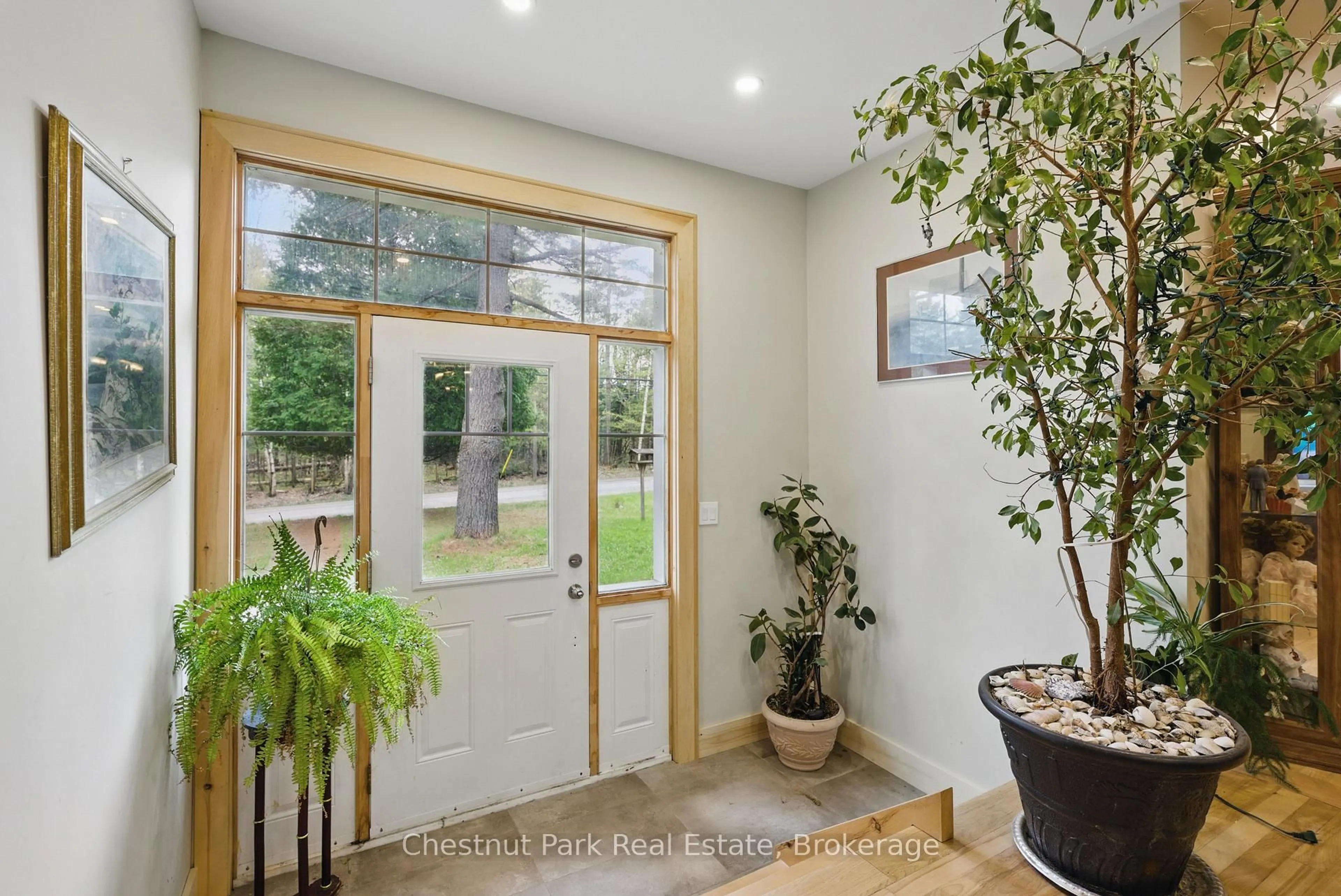 Indoor entryway for 1258 Ravenscliffe Rd, Huntsville Ontario P1H 2N5