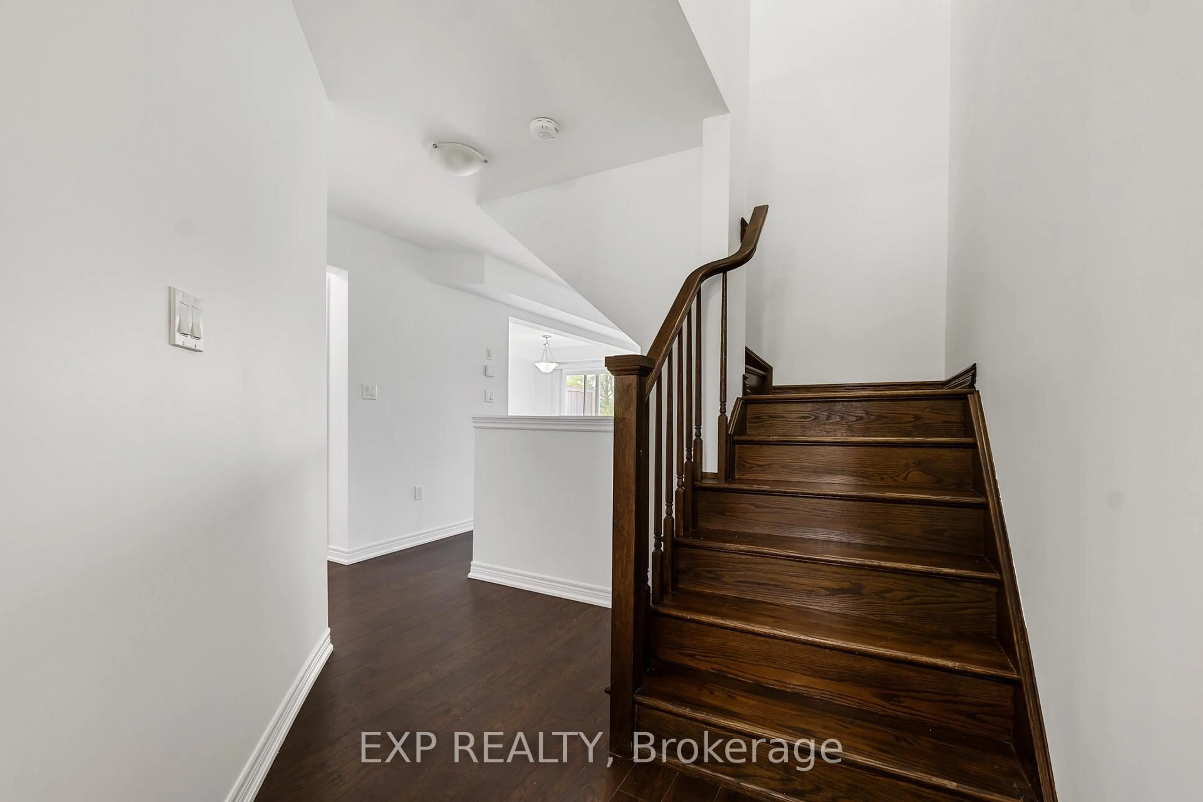 Indoor entryway for 8041 Cole Crt, Niagara Falls Ontario L2G 0H8