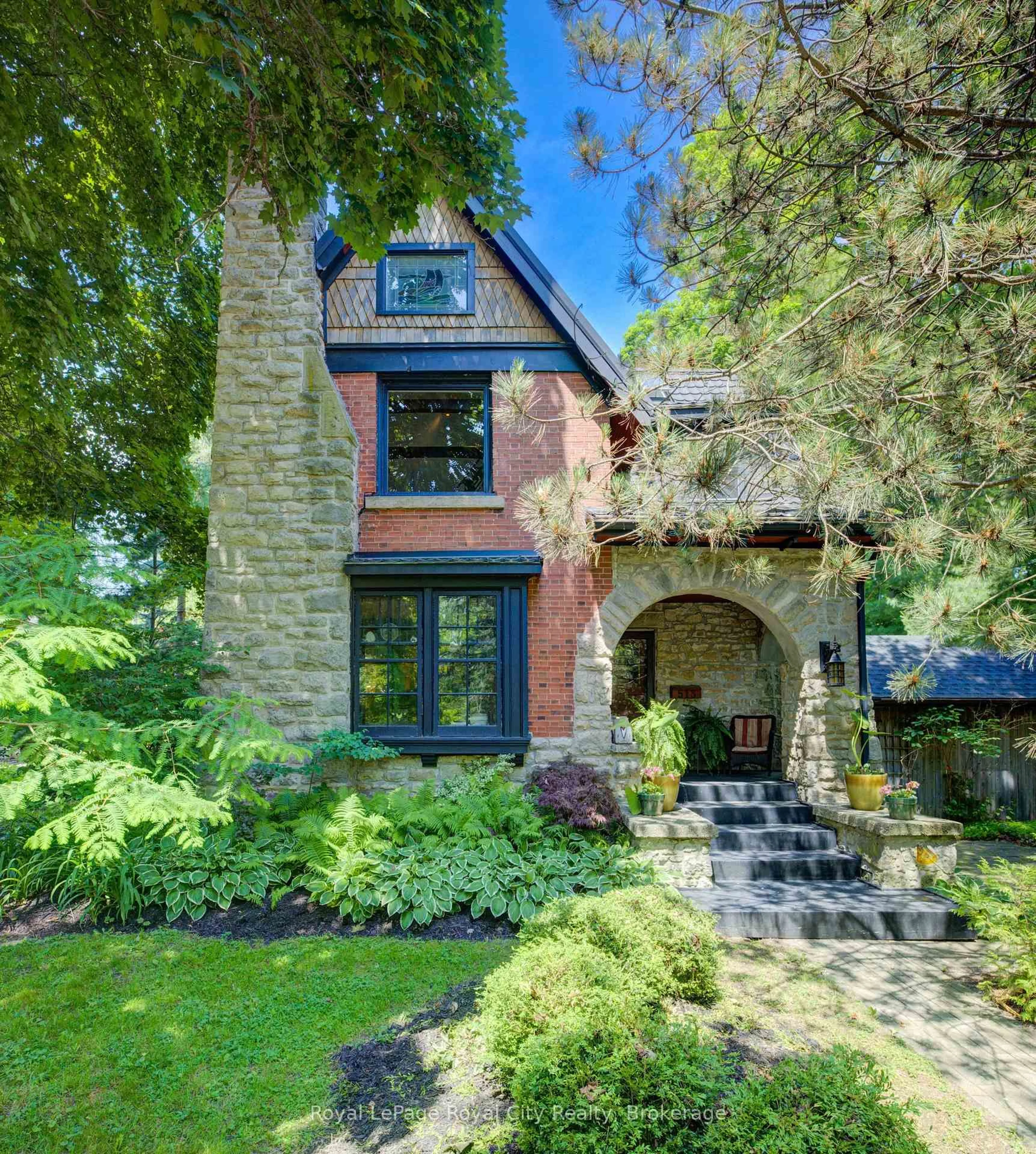 Home with brick exterior material, street for 513 ST ANDREW St, Centre Wellington Ontario N1M 1P4