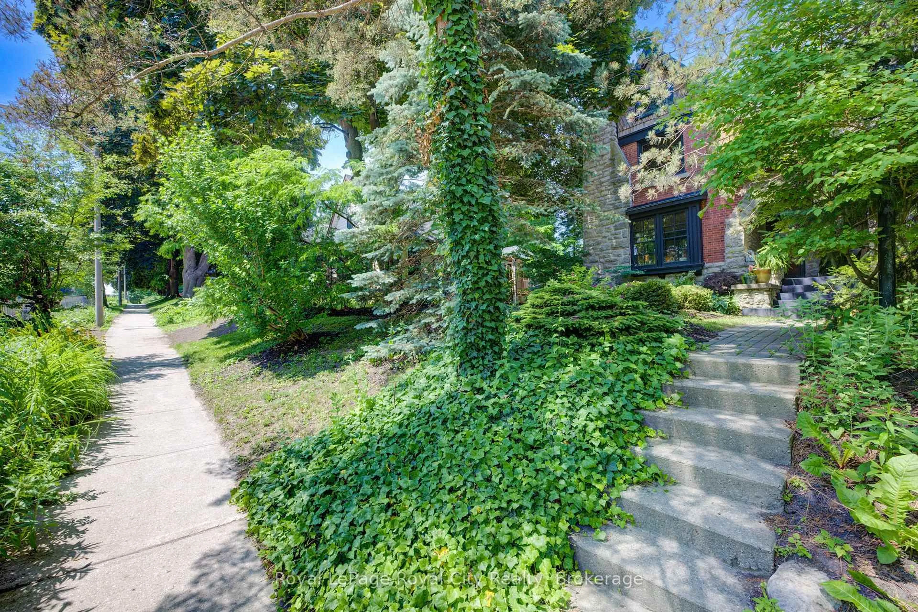 Patio, street for 513 ST ANDREW St, Centre Wellington Ontario N1M 1P4