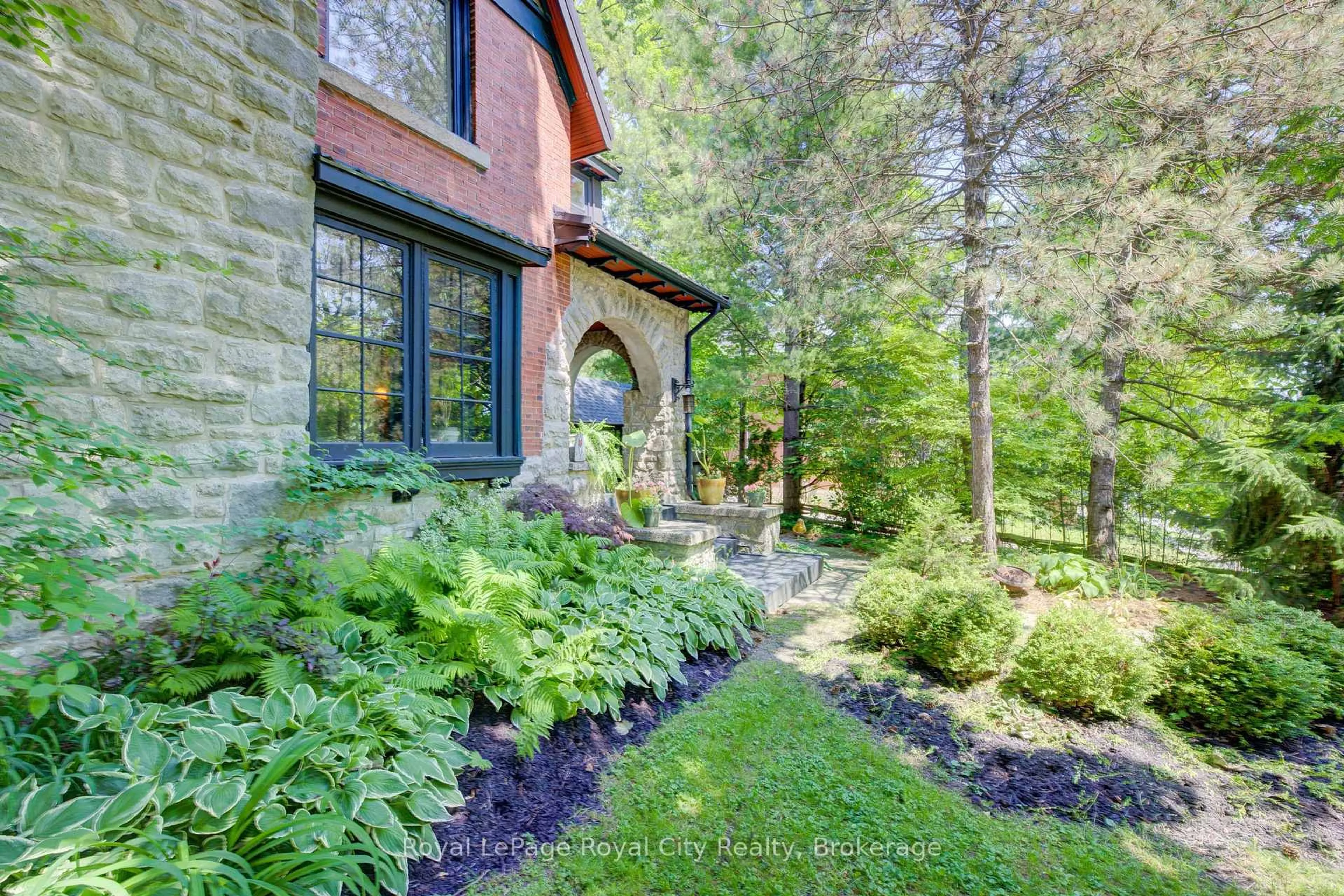 Home with brick exterior material, unknown for 513 ST ANDREW St, Centre Wellington Ontario N1M 1P4