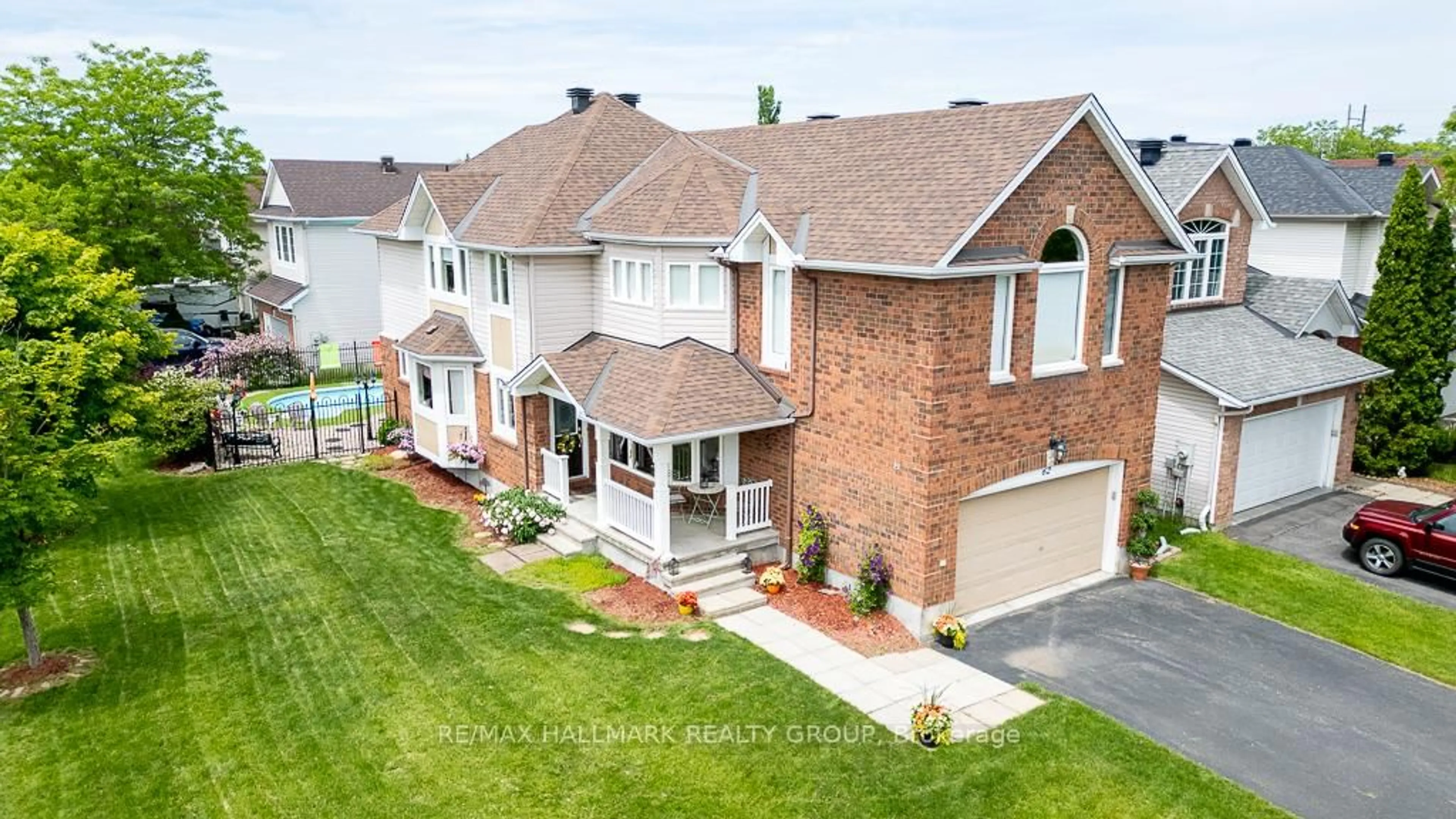 A pic from outside/outdoor area/front of a property/back of a property/a pic from drone, street for 62 Clydesdale Ave, Ottawa Ontario K2M 2M4