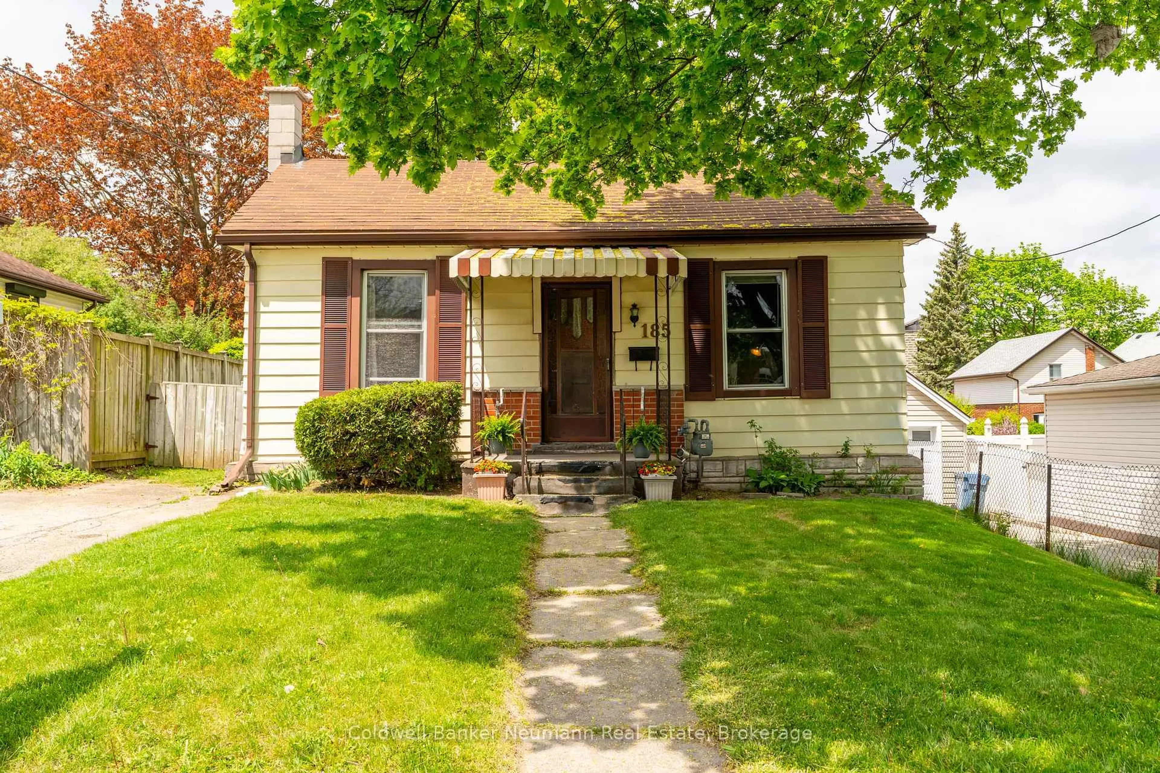 Home with vinyl exterior material, street for 185 Liverpool St, Guelph Ontario N1H 2L5