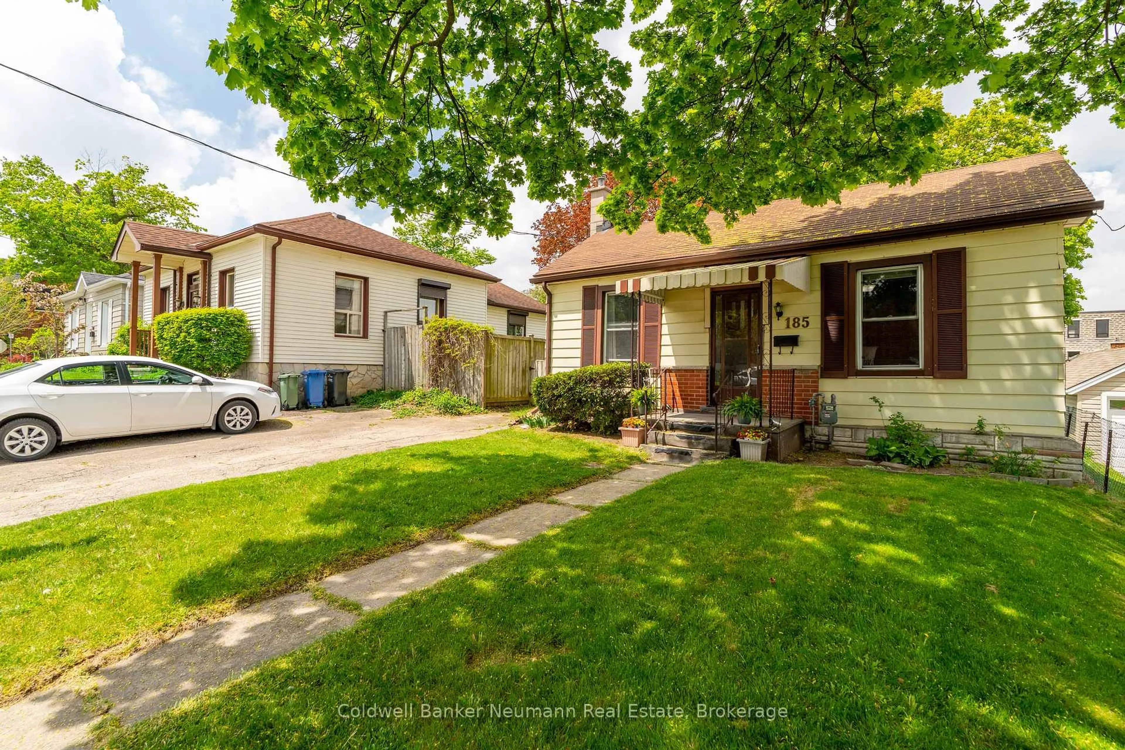 A pic from outside/outdoor area/front of a property/back of a property/a pic from drone, street for 185 Liverpool St, Guelph Ontario N1H 2L5