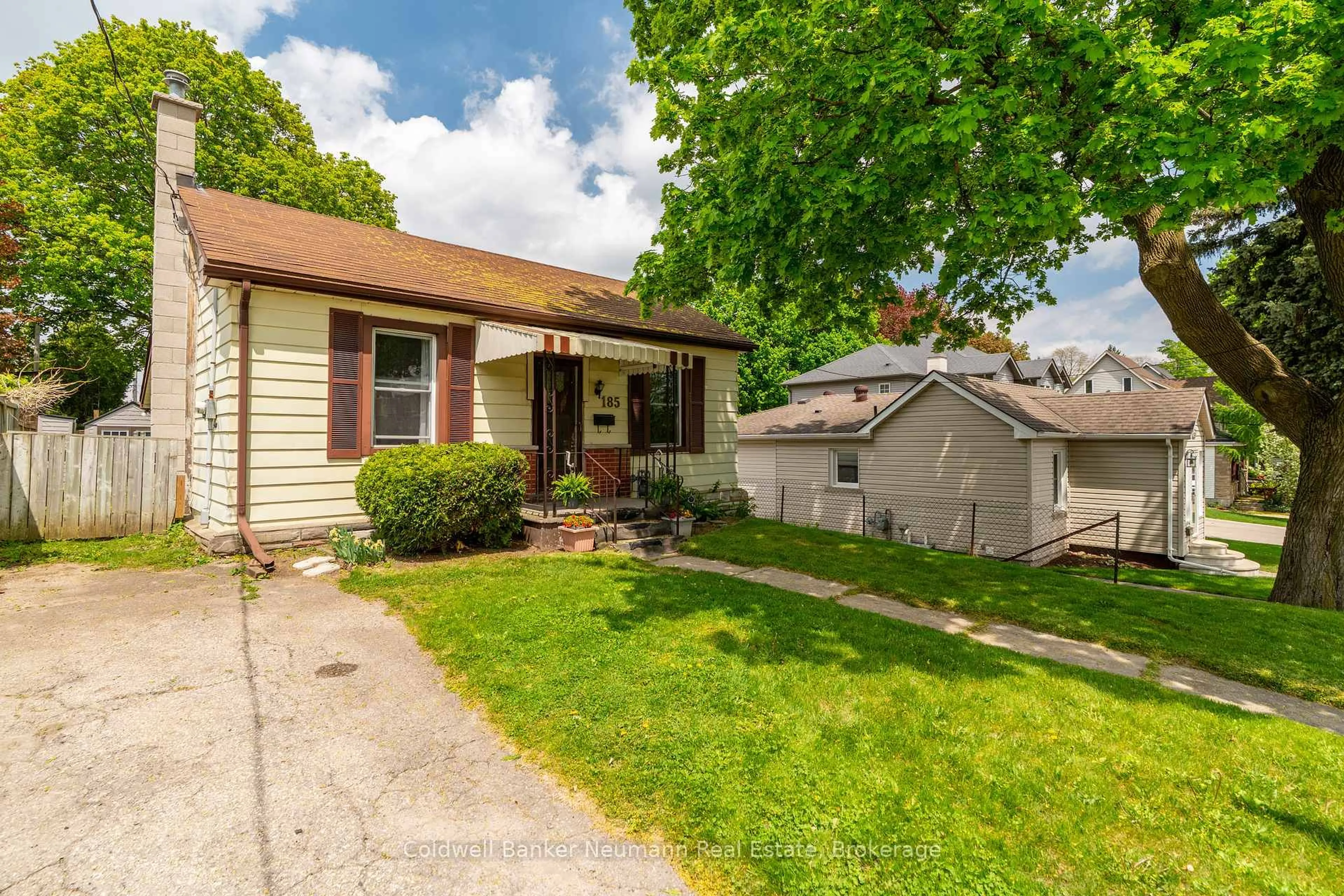 Home with vinyl exterior material, street for 185 Liverpool St, Guelph Ontario N1H 2L5